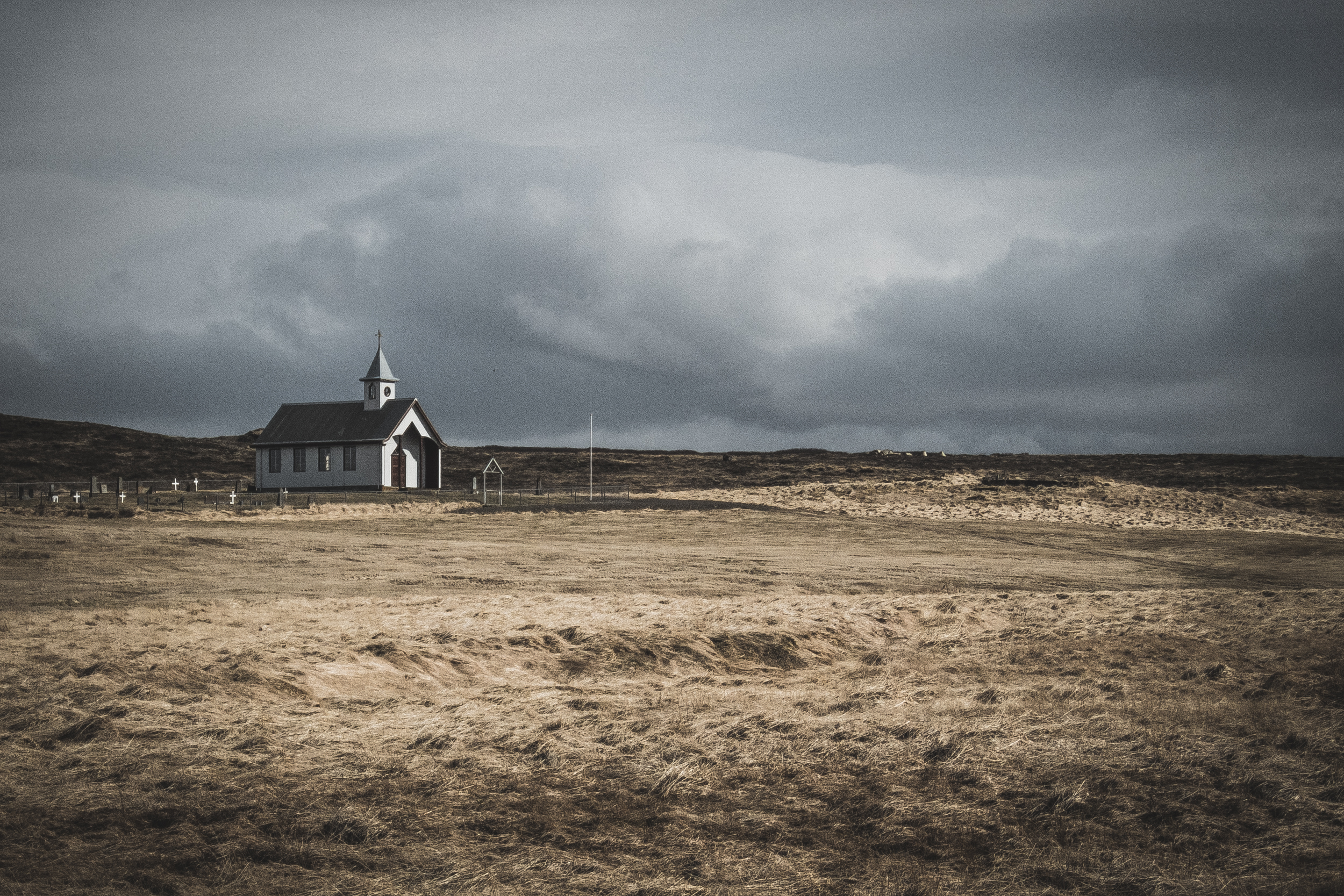 islande - champ eglise.jpg