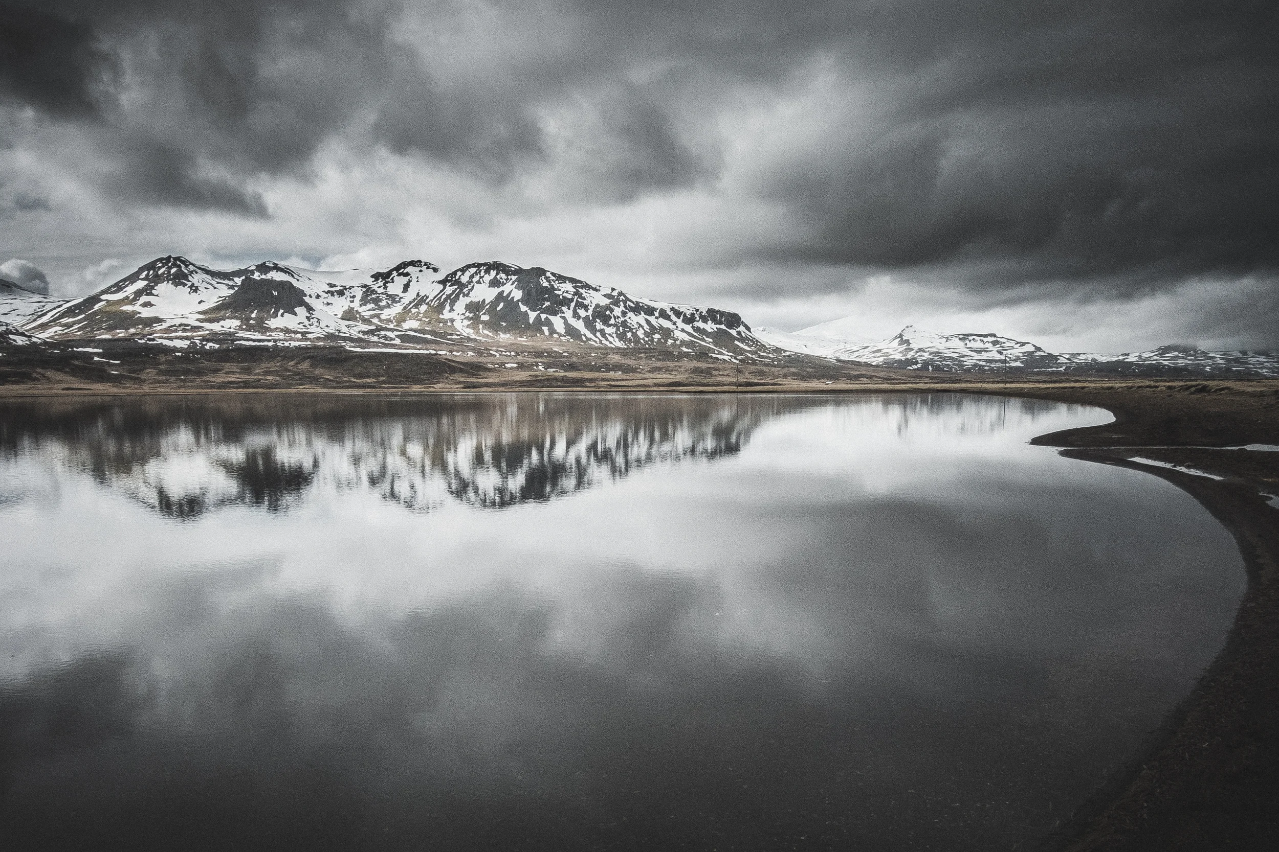 islande - étendue d'eau reflet.jpg