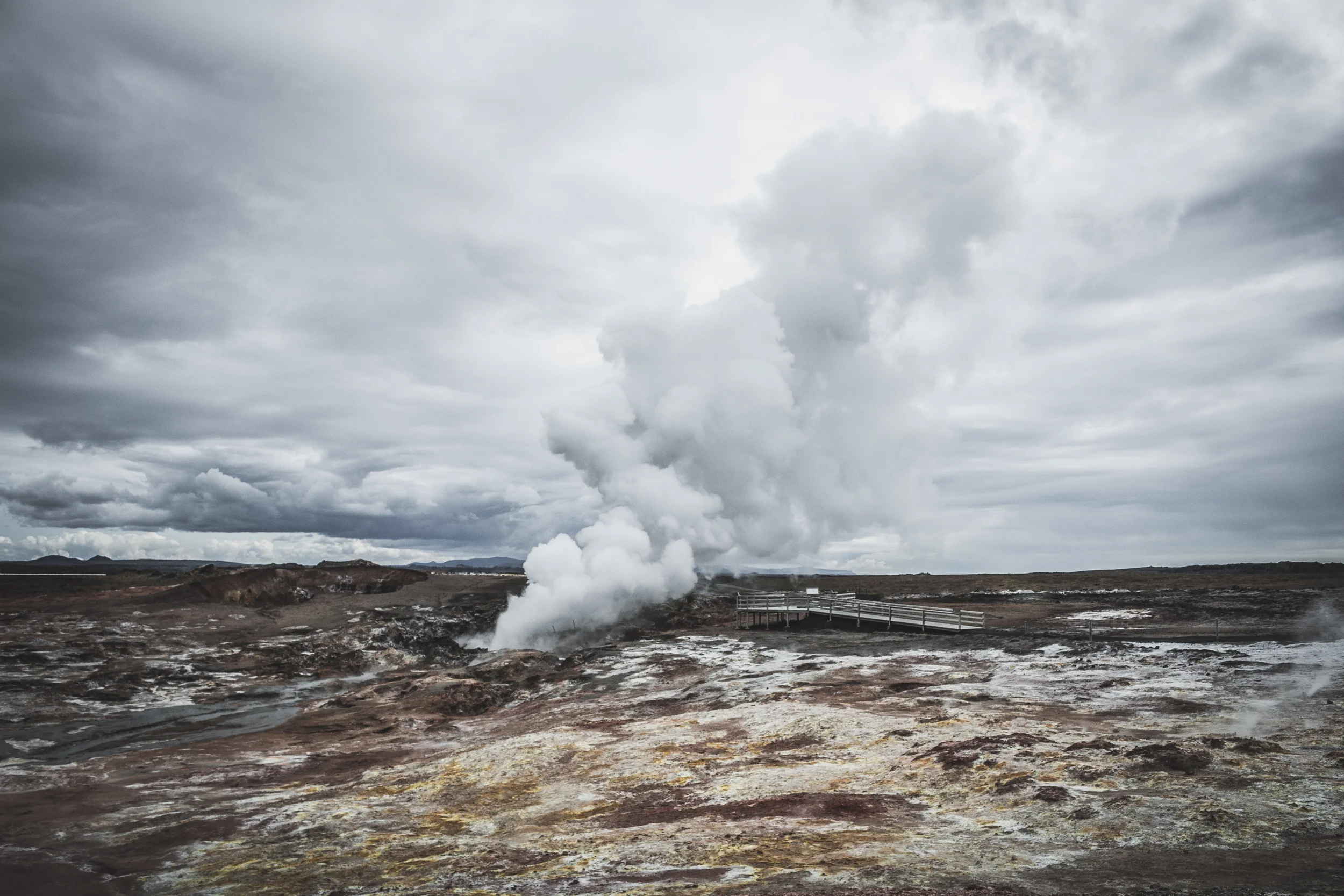 islande - nuage fumée terre rouge.jpg