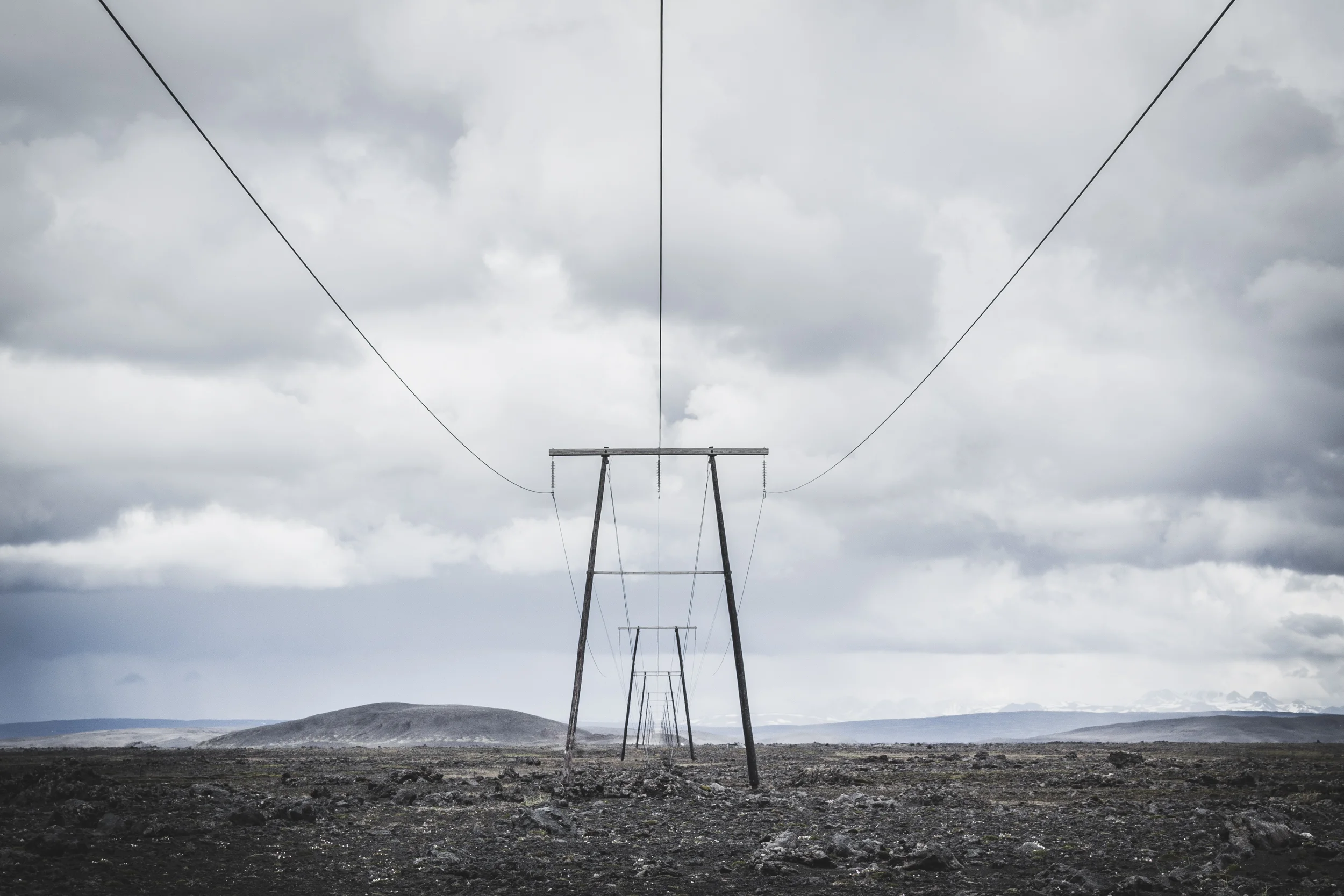 islande - poteaux électriques.jpg