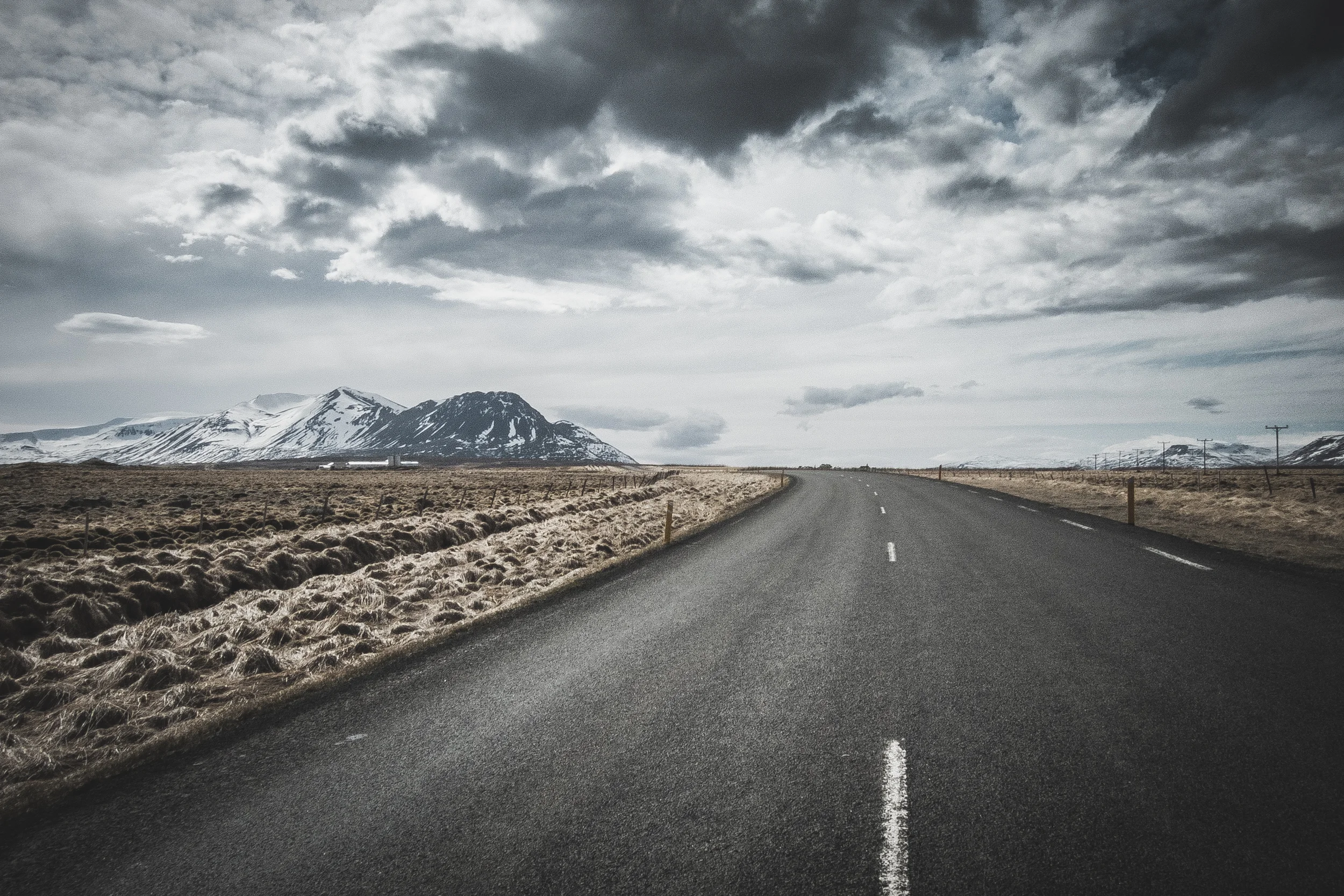islande - route perspective nuages.jpg