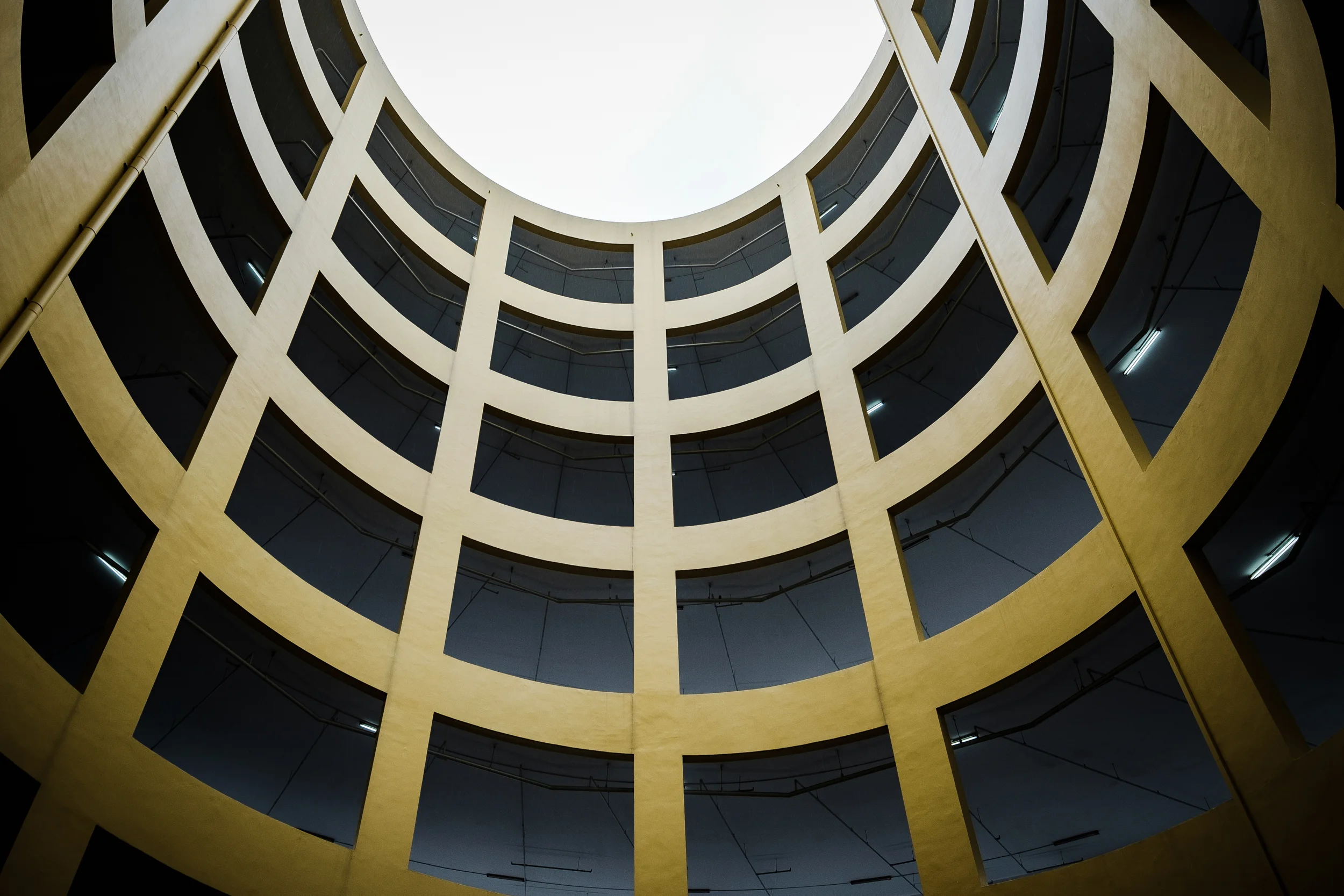asie - parking jaune look up.jpg