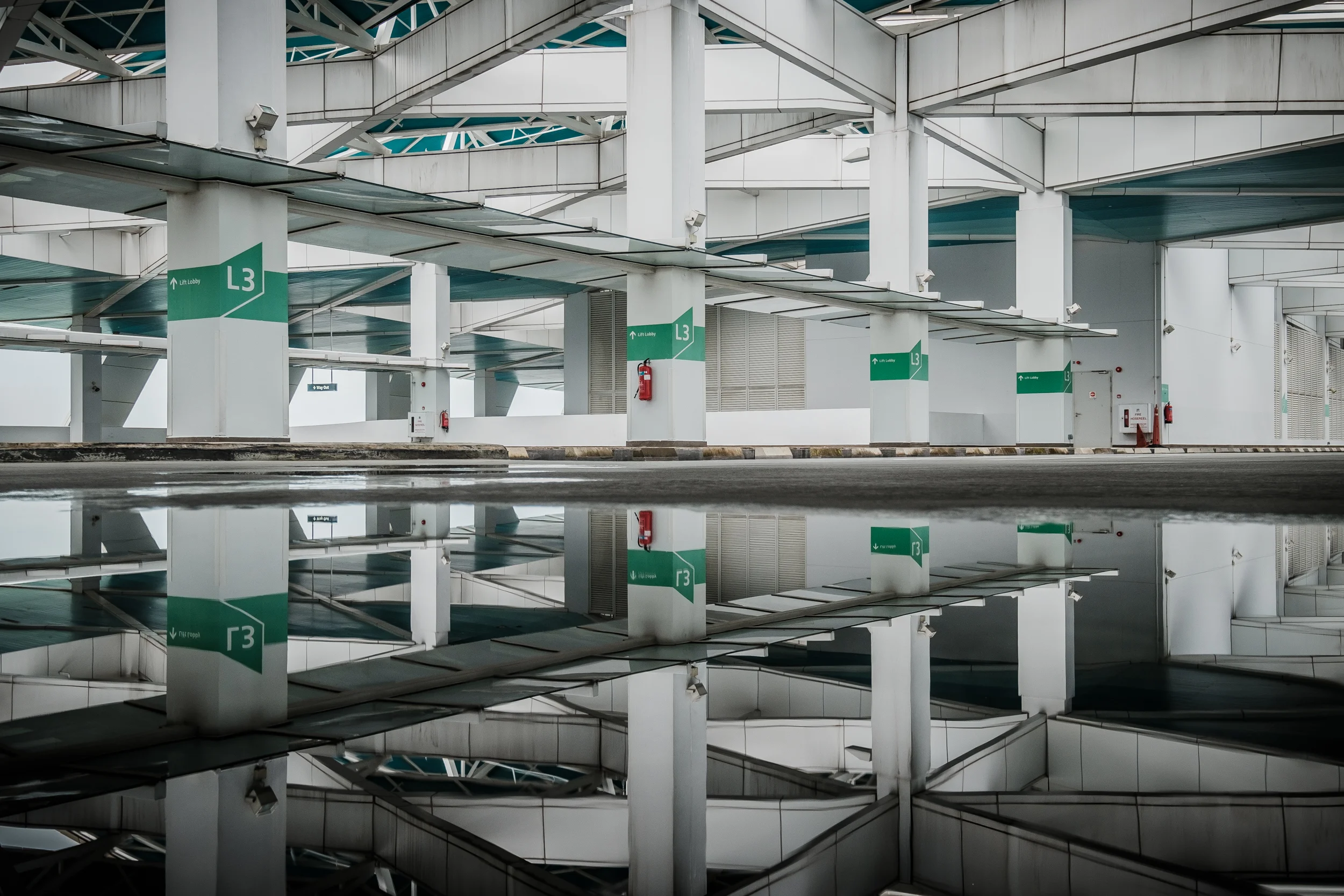 asie - parking bleu reflet 2.jpg