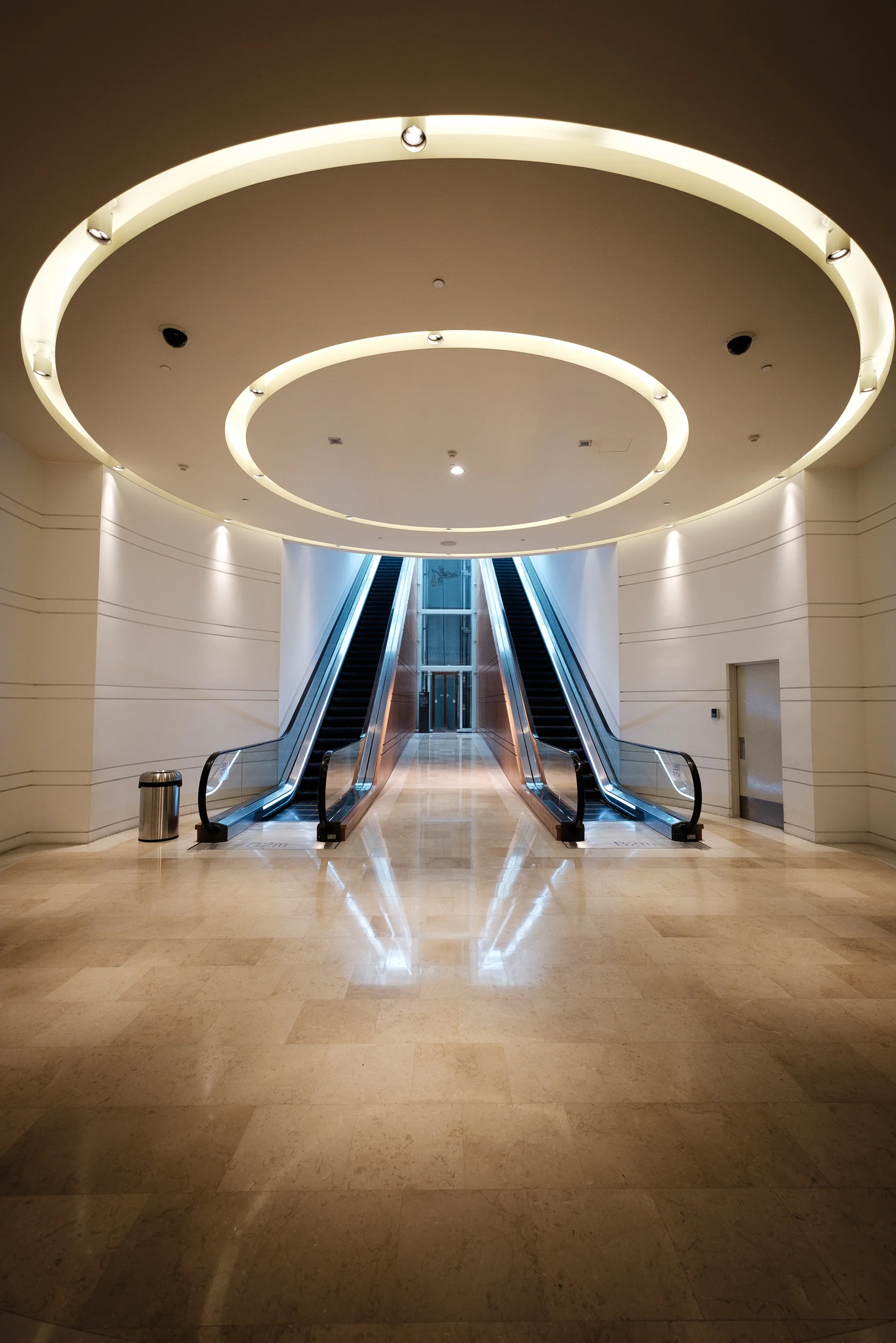 asie - escalator jaune.jpg