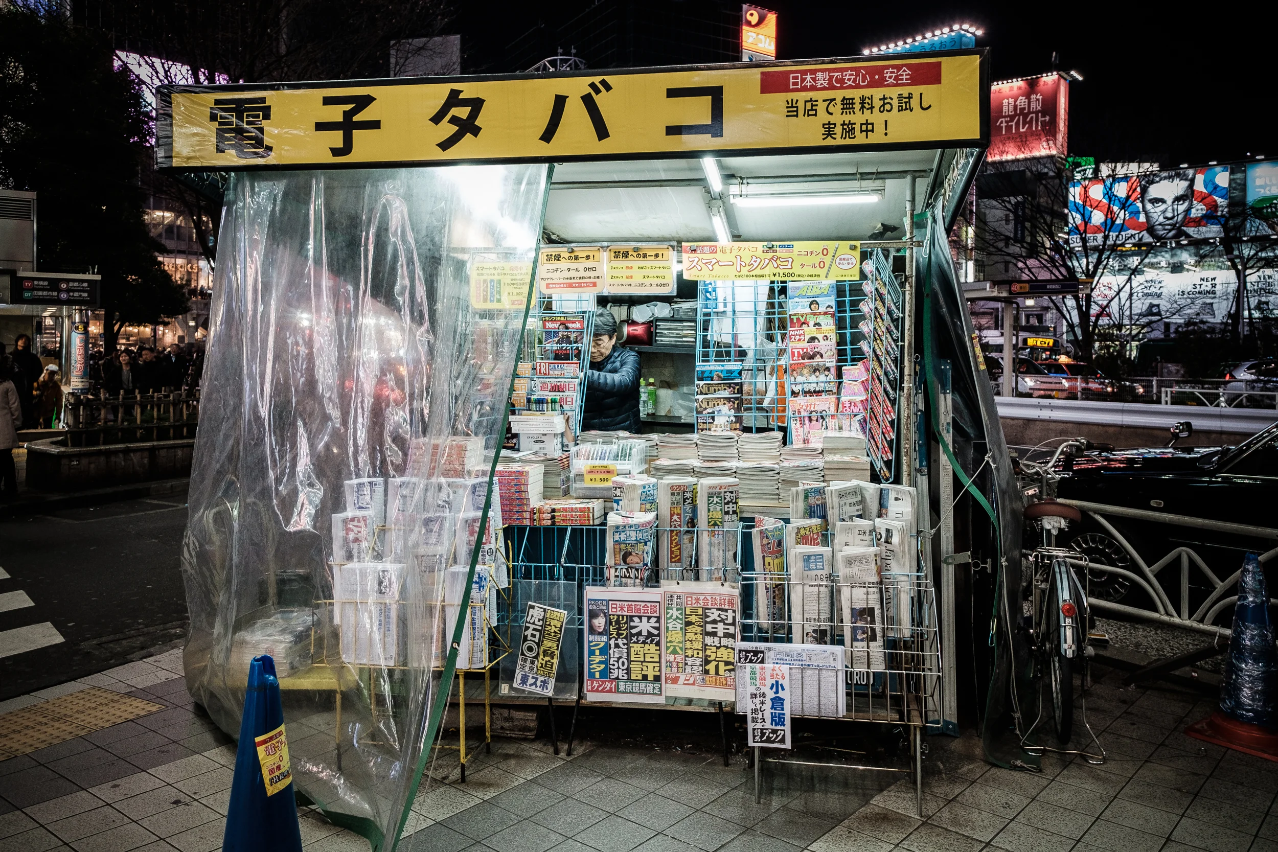 japon - tokyo cabane journeaux nuit.jpg