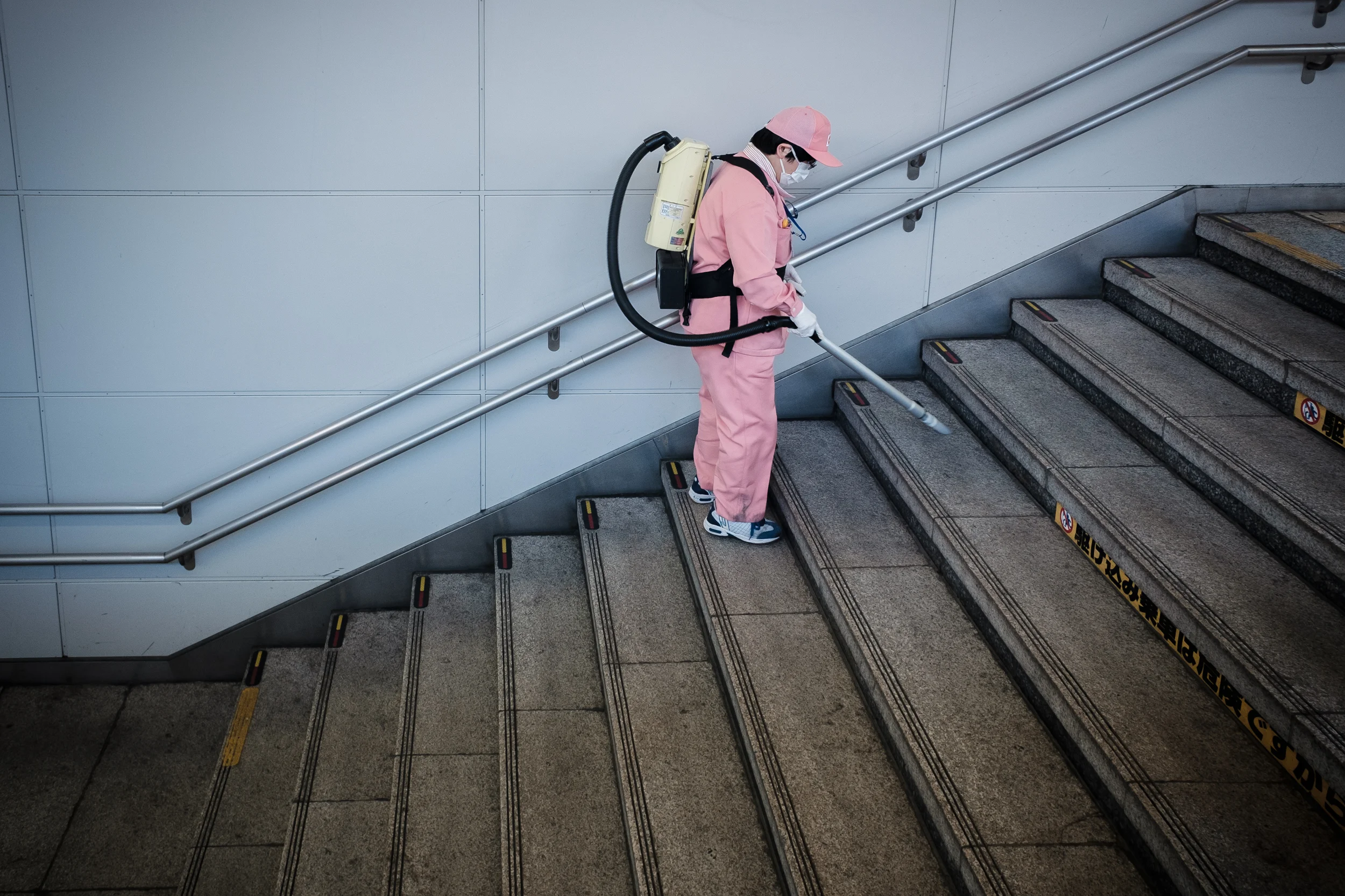 japon - tokyo street fille qui passe aspirateur.jpg