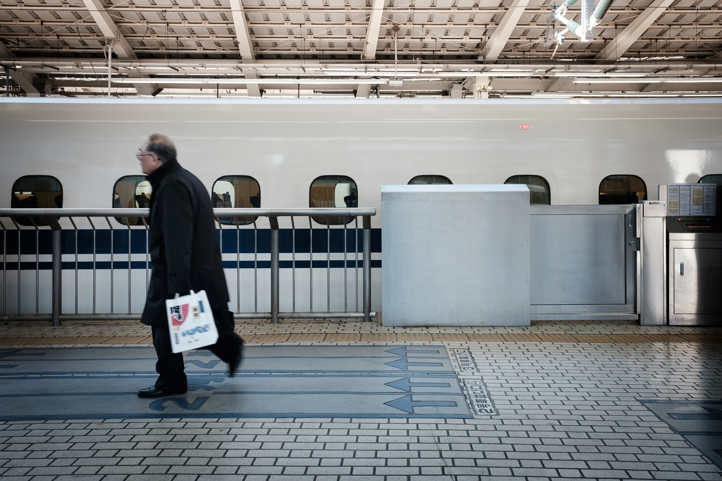 japon - tokyo street train mec qui marche.jpg