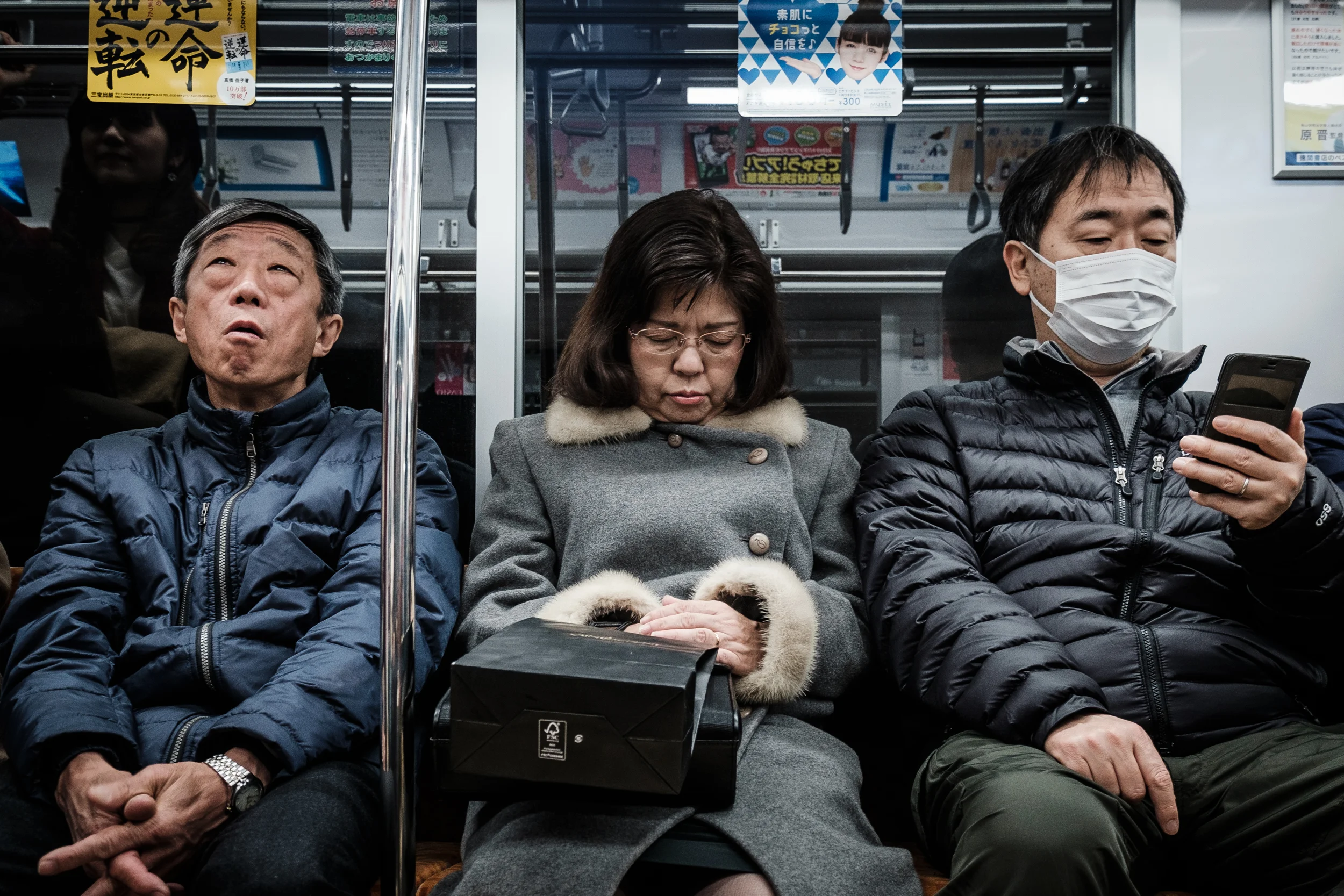 japon - tokyo métro 3 personnes.jpg