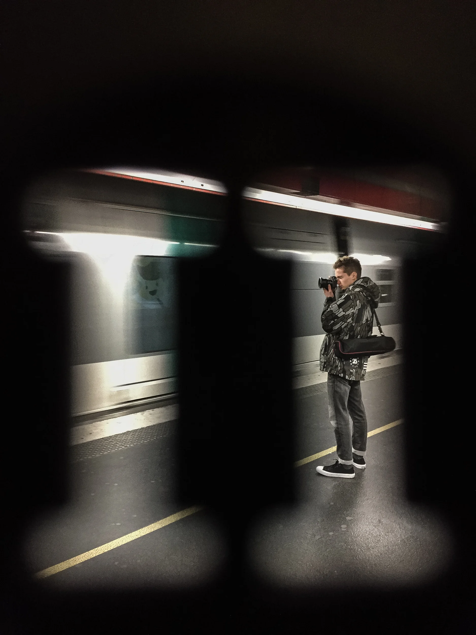 paris - converse through métro.jpg
