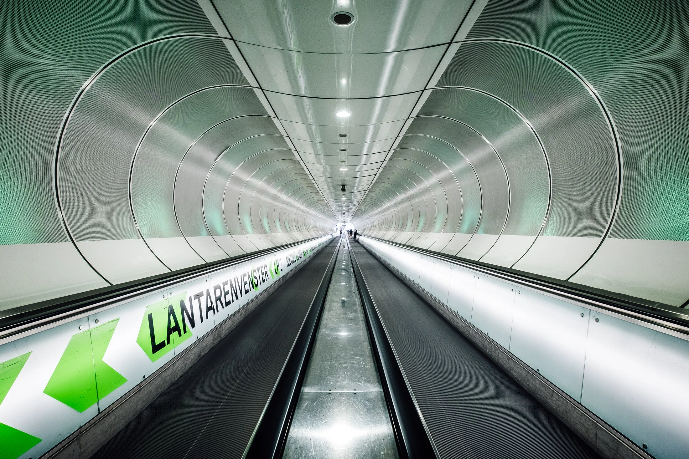 amsterdam - metro tunnel vert.jpg