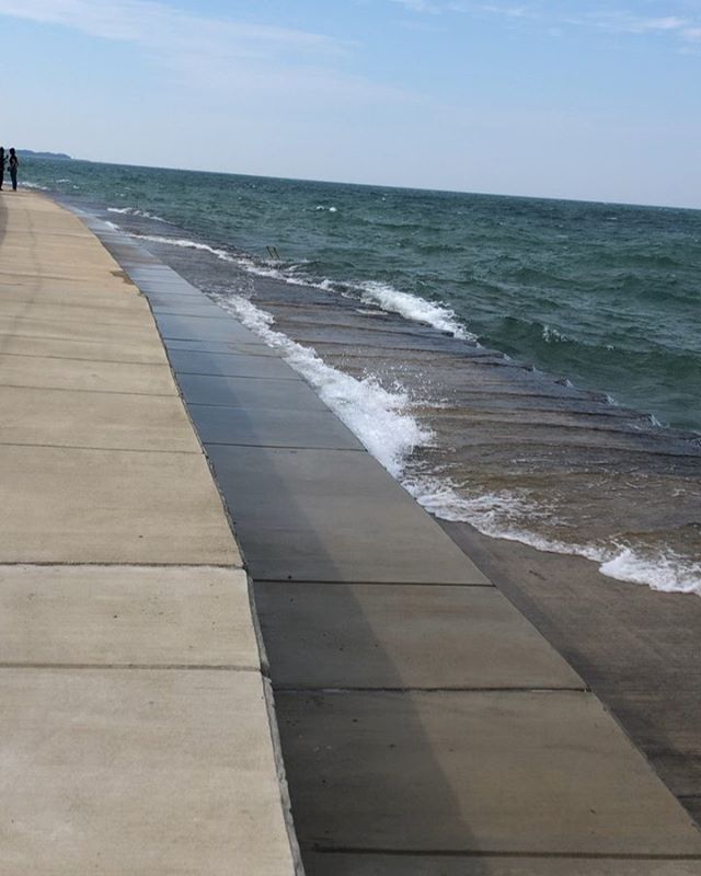 @chihighrises Lake Michigan and Lake Huron, considered one body of water by the Army Corps of Engineers (ACE), are ~6 feet above lowest leves recorded back in 1964 and very close to 2013 levels. See charts from ACE. I recall 2013 levels living in Lin