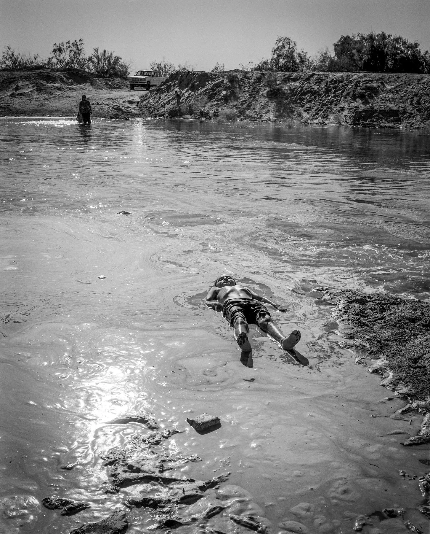 20140331_boy-lying-in-river.jpg