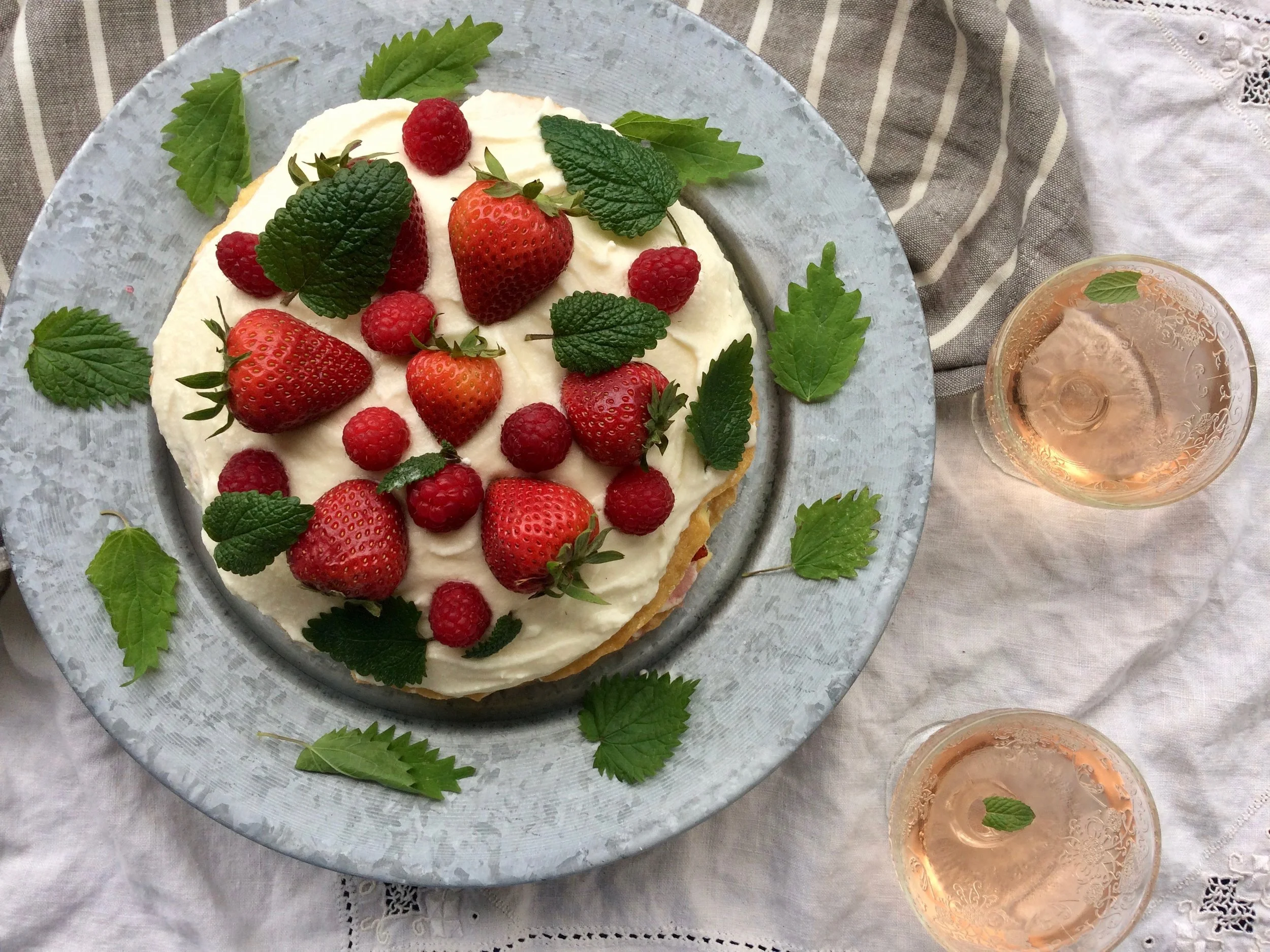 Elderflower & Chamomile Midsummer Cake || Jordgubbstårta