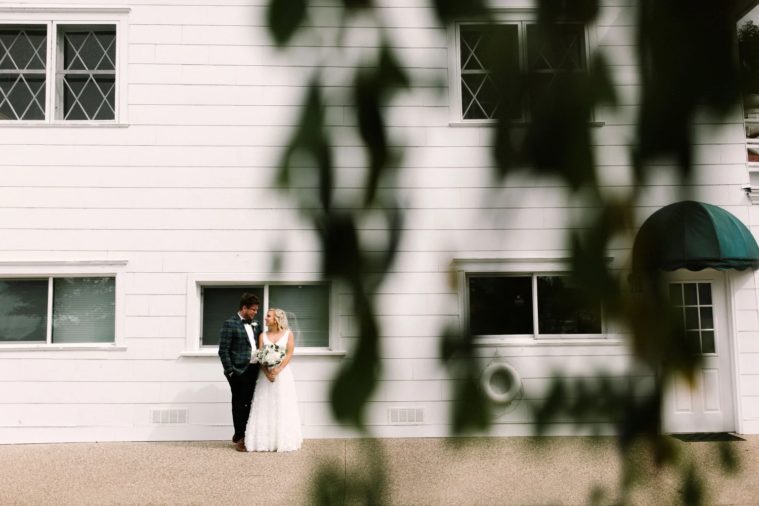 Michigan Frontyard Lake Wedding - Lauren Crawford Photography-269.jpg