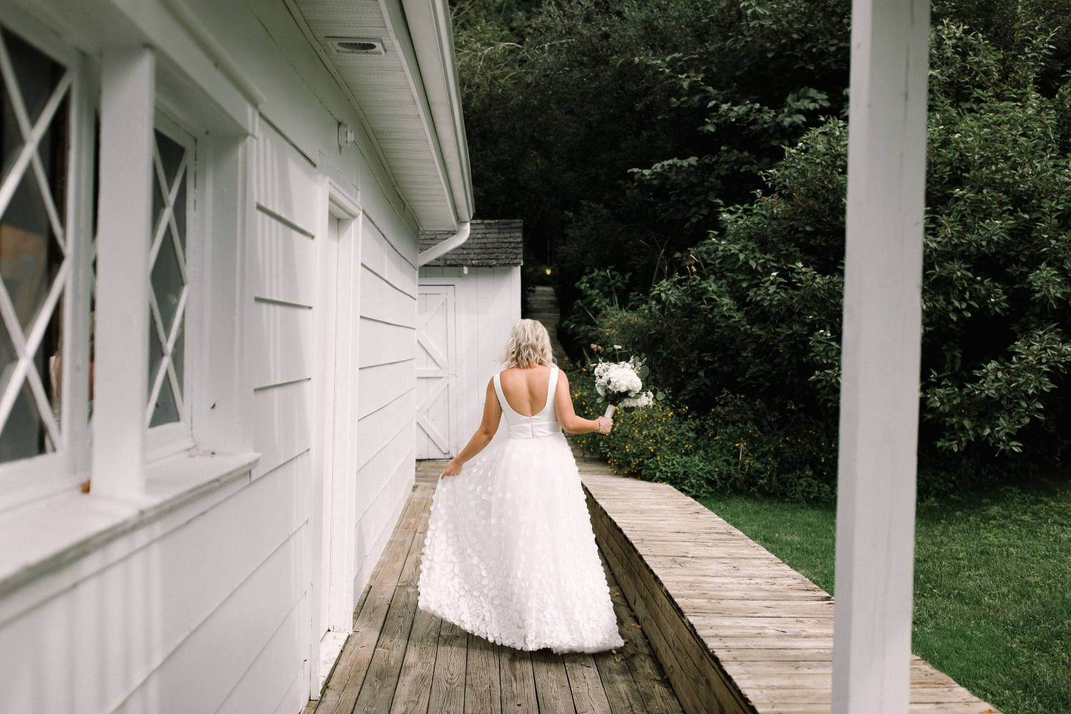 Michigan Frontyard Lake Wedding - Lauren Crawford Photography-323.jpg