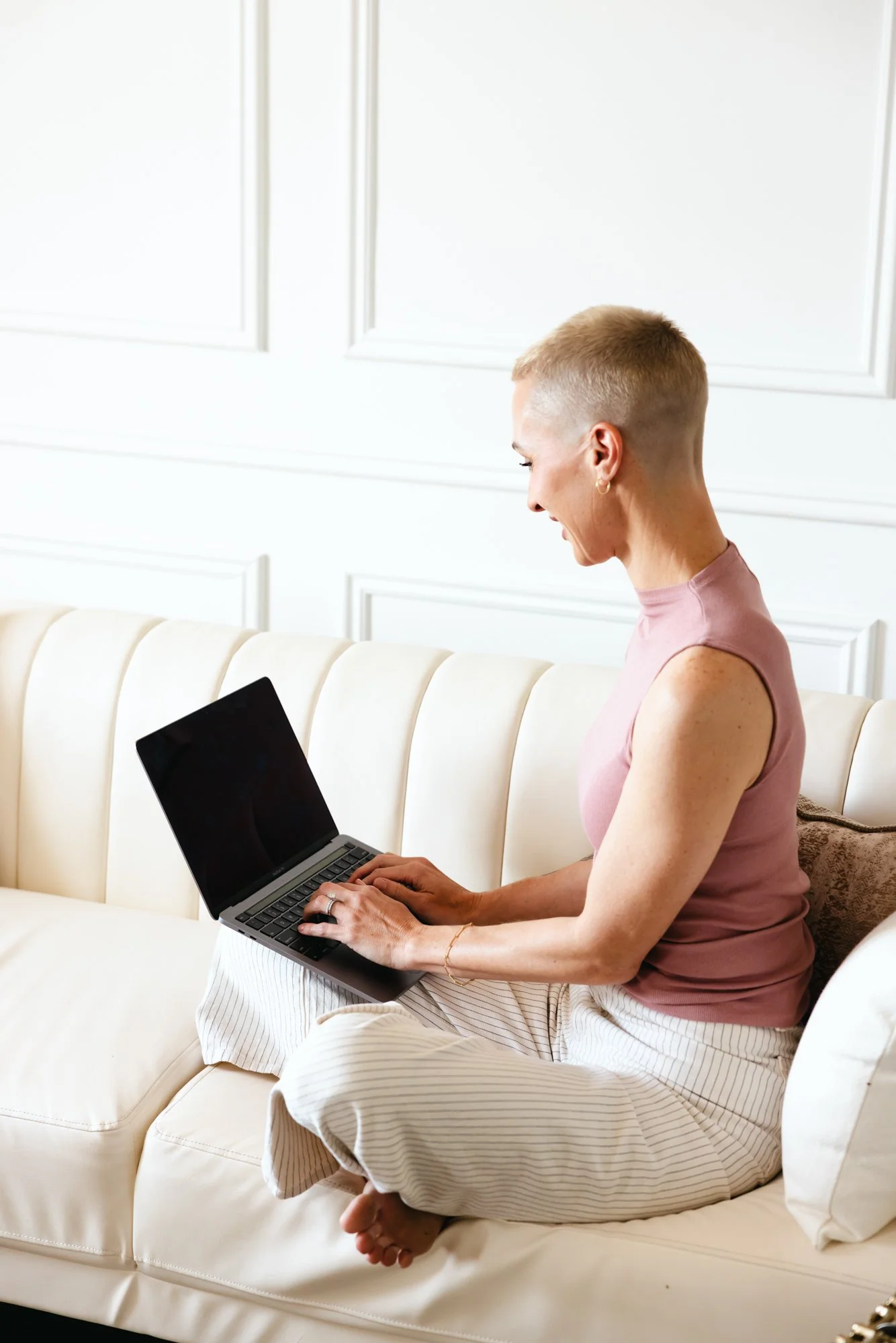 woman-short-hair-brand-working-shuck-it-consulting-tampa-florida-AMorganStudios-1.jpg