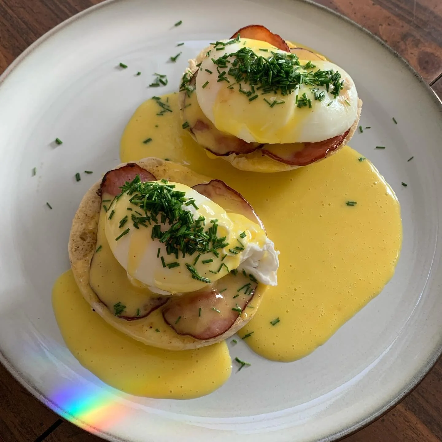 Eggs Benedict ☀️ Sunday morning with @i__cj__i 🧡