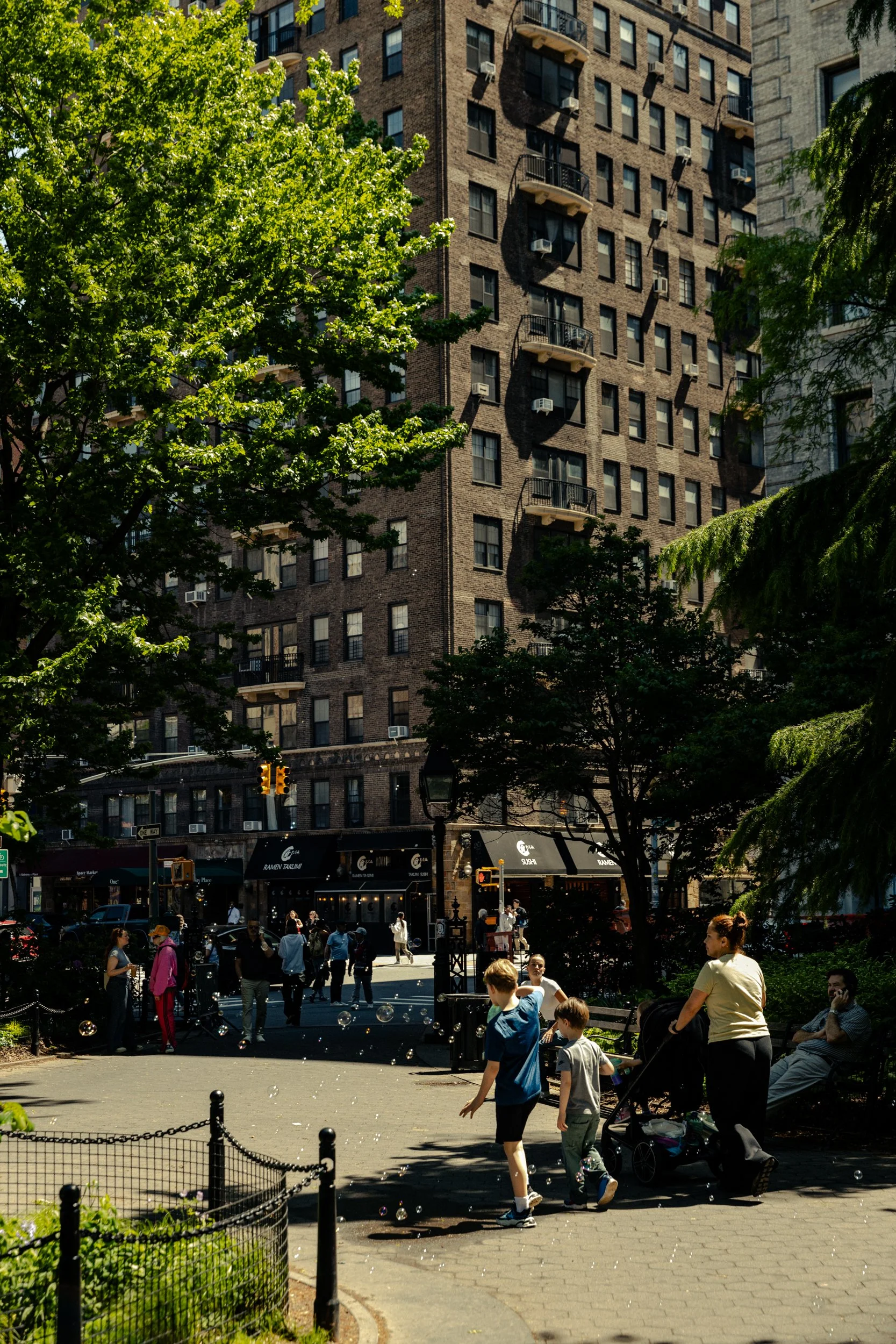 WORK-250508- NYC Street Photography x RR-6302.jpg