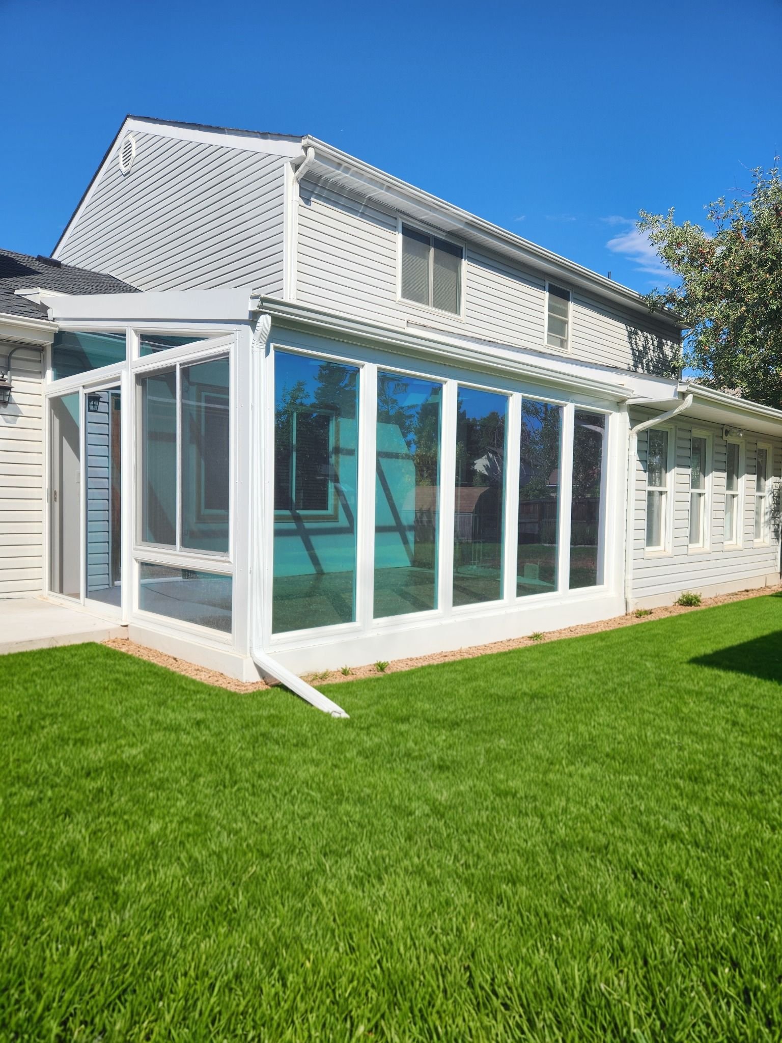 Sunroom_AIGrass.jpg