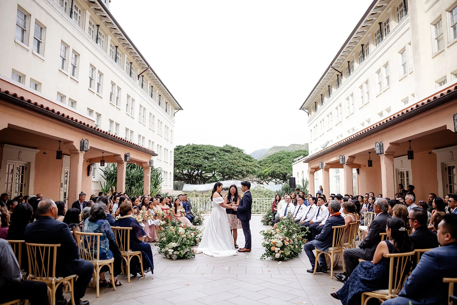 bride and groom wedding ceremony at capitol modern museum in hawaii