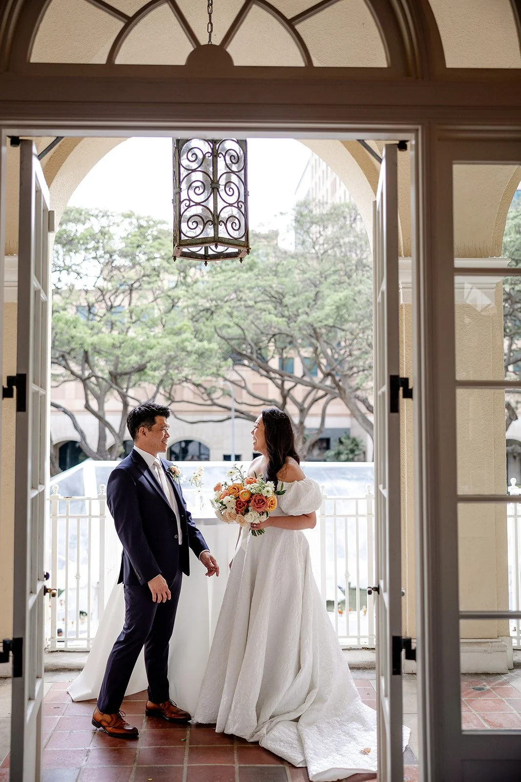bride and groom in capitol modern museum in hawaii