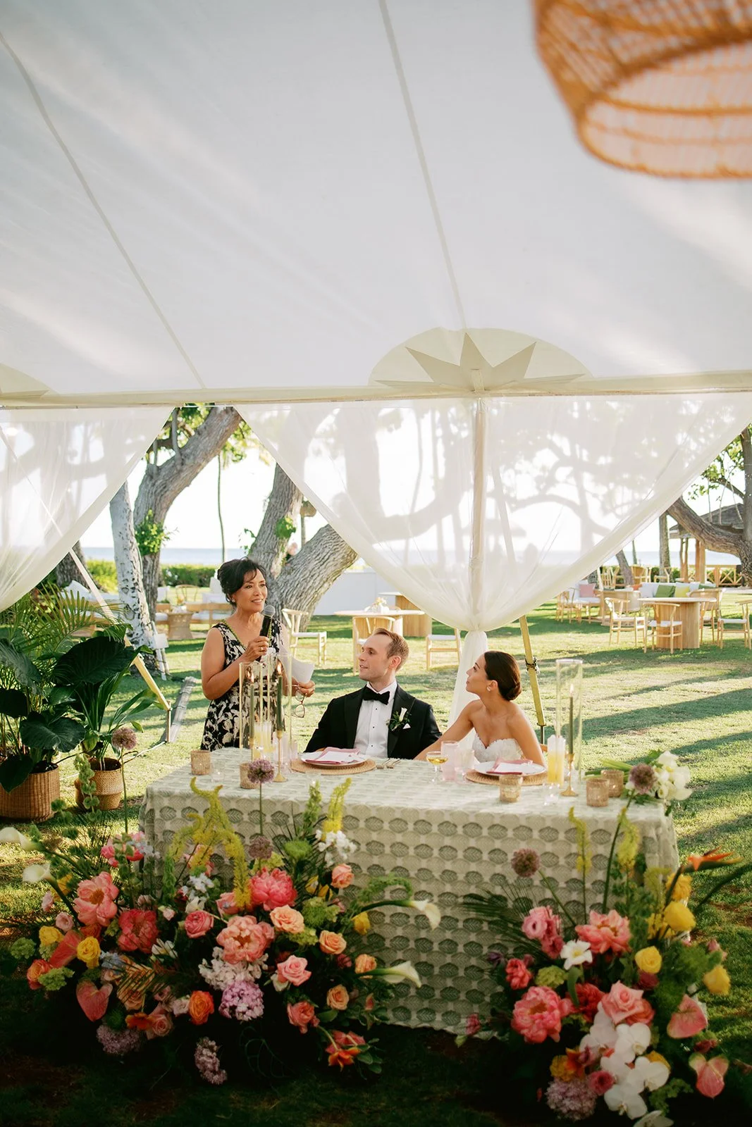 mother of the bride giving speech at wedding in hawaii