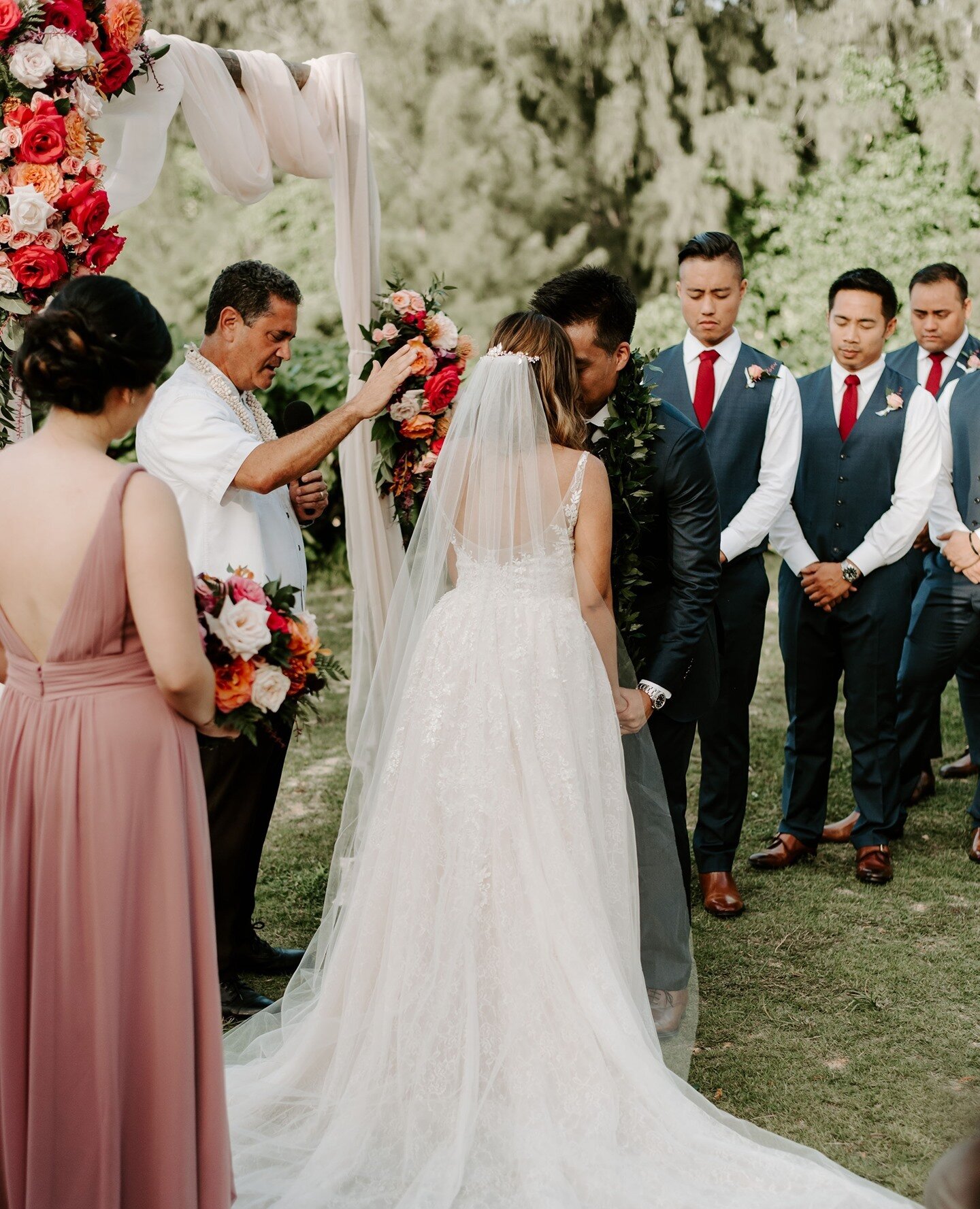 There are many special Hawaiian traditions to consider incorporating into your Hawaii wedding. One that I find especially beautiful is Ha, the breath of life. ⁠
⁠
This exchange of breath is done when the couple press together the bridge of their nose