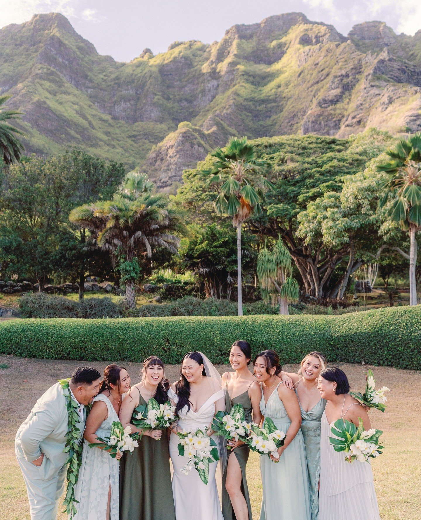 These Paliku mountains never disappoint! 😍⁠ The B+G initially gravitated towards a green and white color palette, but opted to also incorporate the beautiful colors of Hawai'i. To get the best of both worlds, the wedding party color palette leaned i
