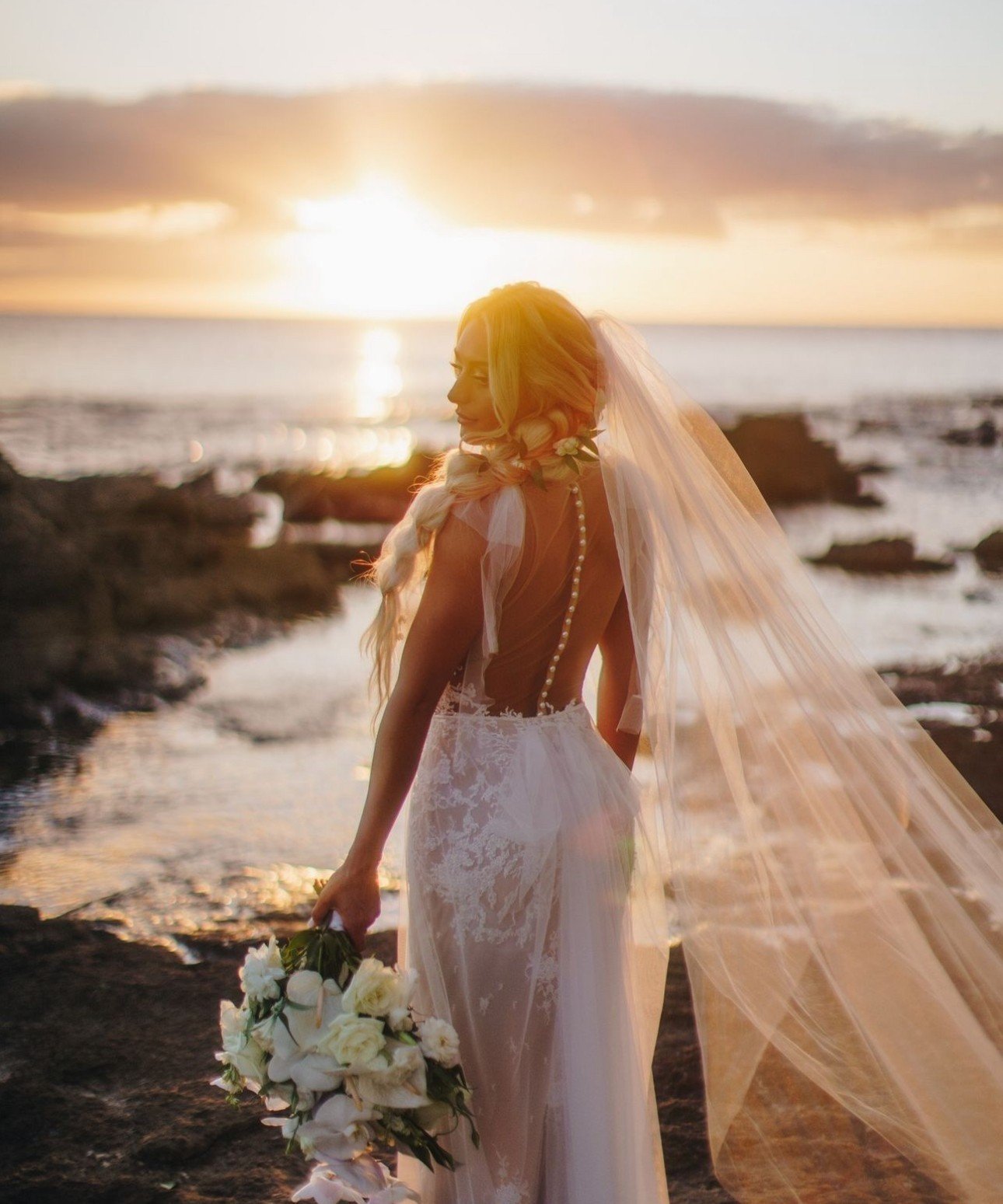 The ULTIMATE golden hour shot! 🌅✨⁠
⁠
📸 @taimanephotography⁠
.⁠
.⁠
.⁠
#loveletterweddings #LLW #destinationweddingplanner #destinationwedding #hawaiiweddingplanner #hawaiiwedding #oahuweddingplanner #oahuwedding #tropicalwedding #colorfulwedding #we
