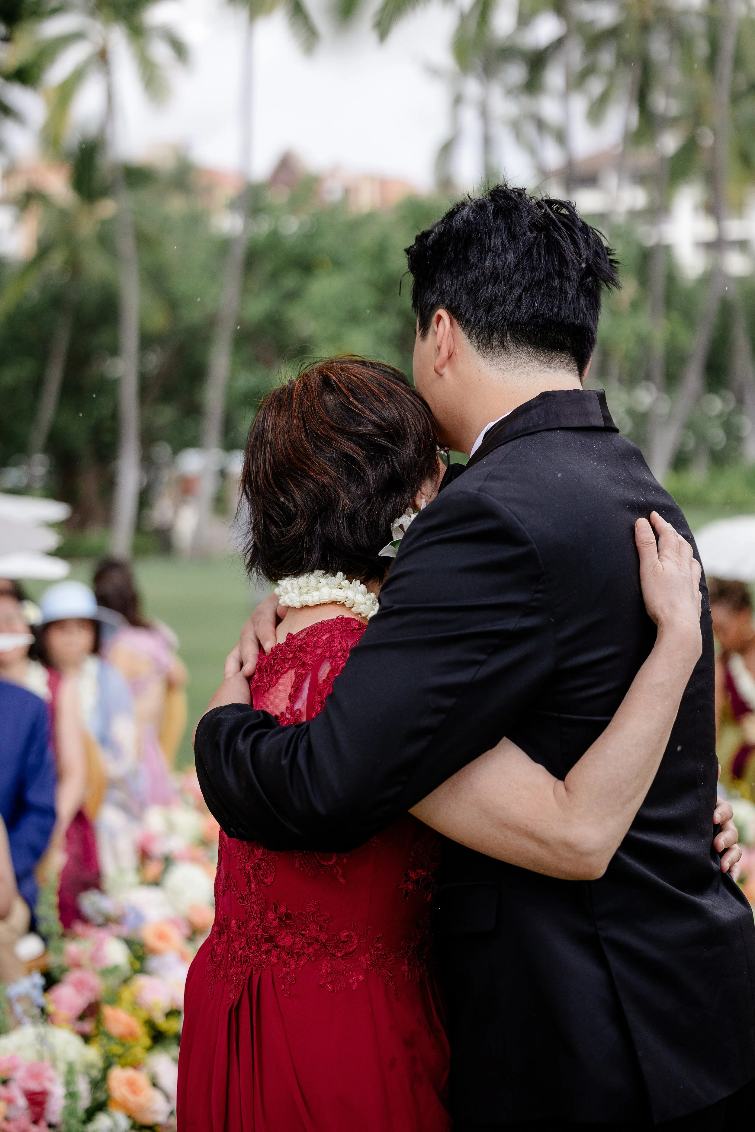 groom hugging mom at the alter