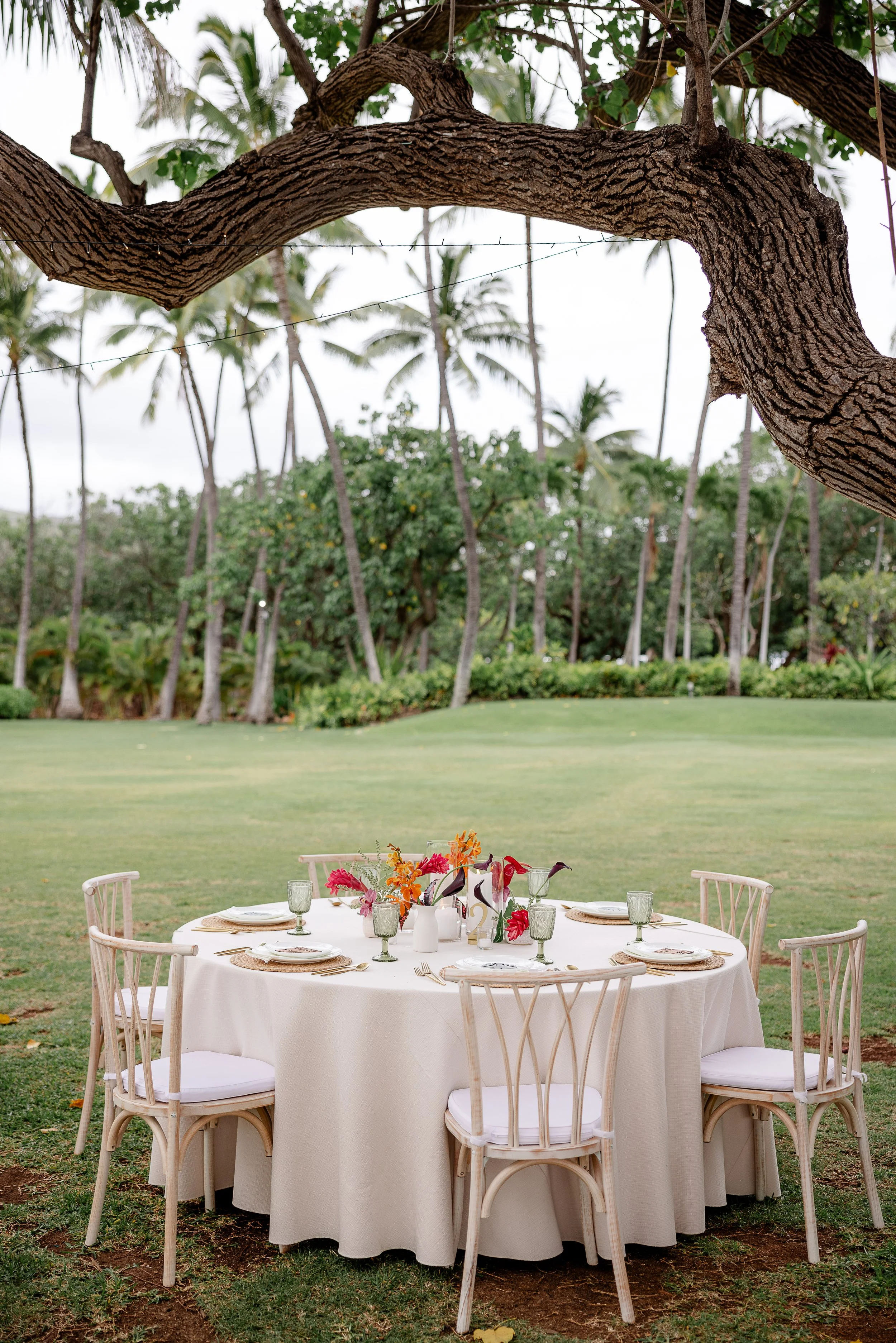 Tropical table decor at wedding in Hawai'i