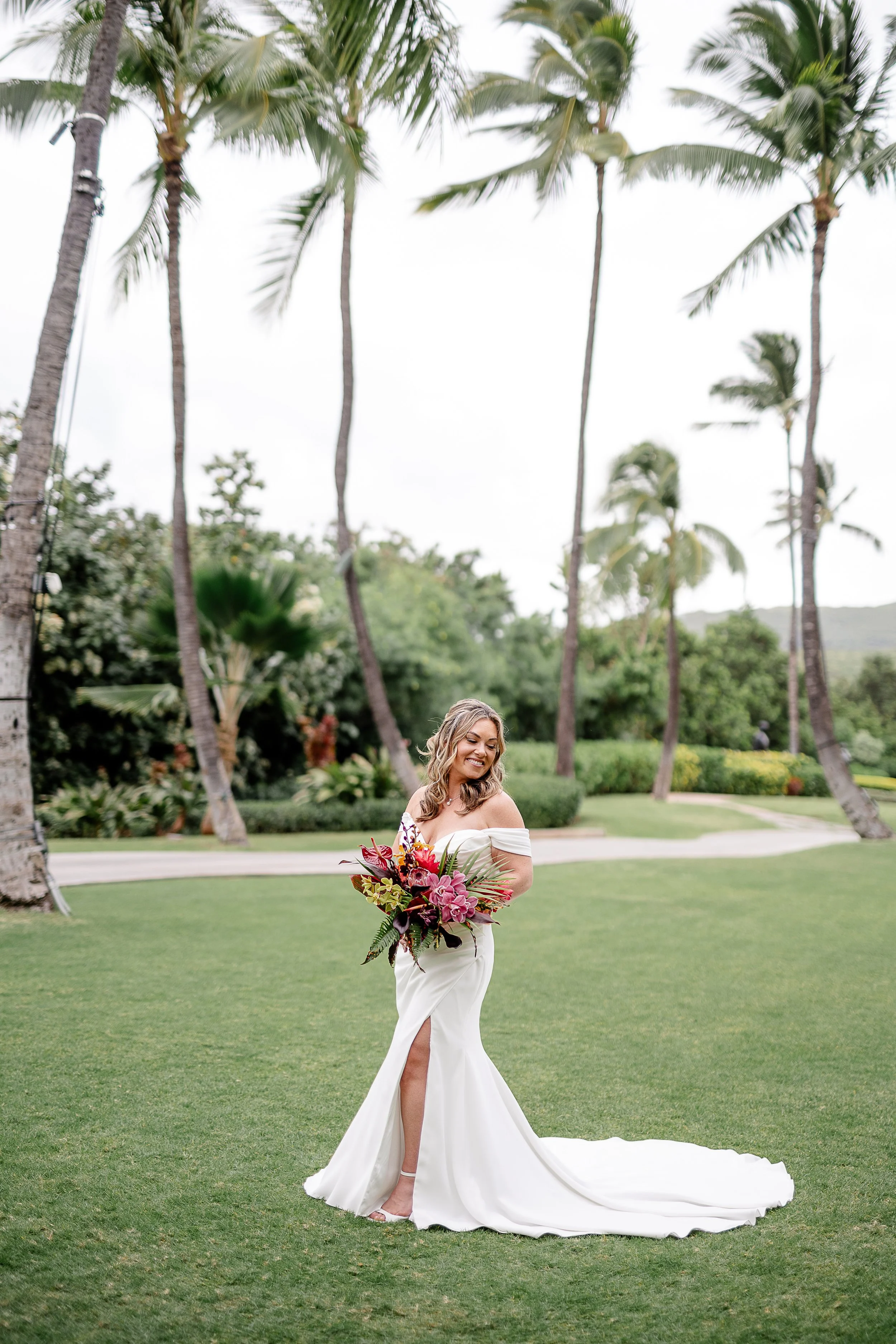 Bride with tropical bouquet in Hawai'i