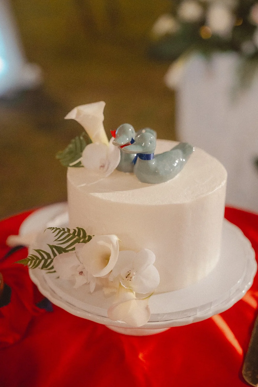 wedding cake with ducks