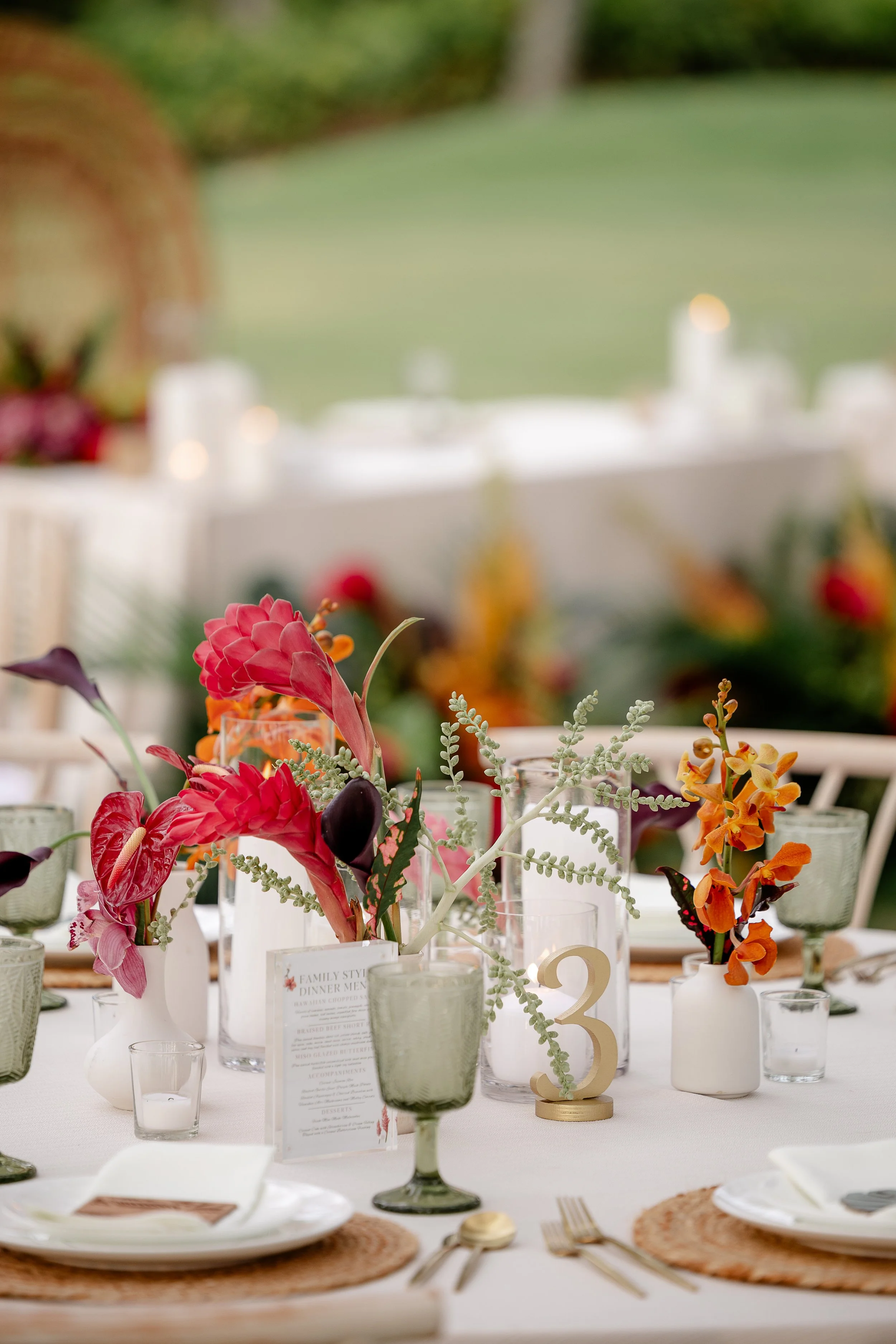 tropical table decor at wedding in Hawai'i