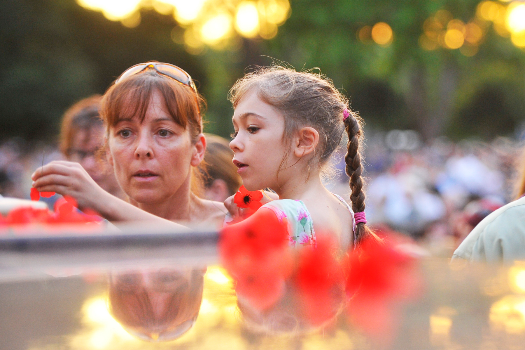 CHP_Export_67519938_Sue Carter with daughter Chloe lay a poppy at the cenotaph at the ANZAC Day Dawn.jpg