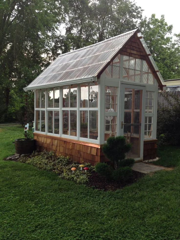 Greenhouse Planning: Quick look at the PROS & CONS of Glass vs. Polycarbonate 