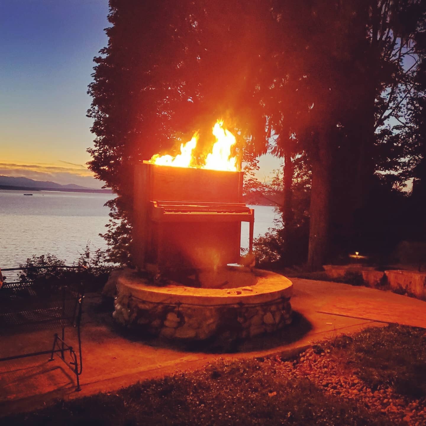 When your client has piano bonfire parties, at some point you'll have orphan piano benches. Today I dropped off 9 benches at @secondusebuildingmaterials.
#seattlesidekick #personalassistant #burningpiano