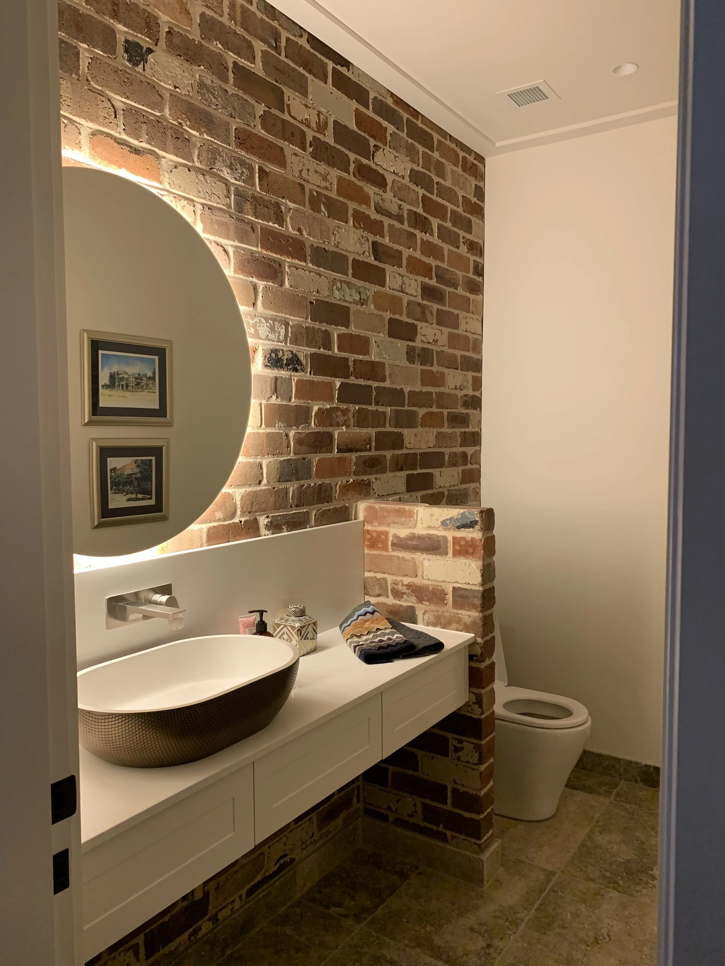 Powder room (3).JPG