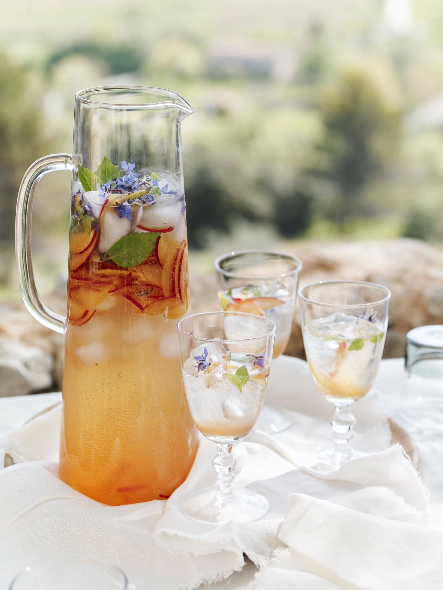 3.HomesAndGardensAug16EmmaLeeAliceHartAliBrownProvenceOutdoorDiningDrinks.jpg