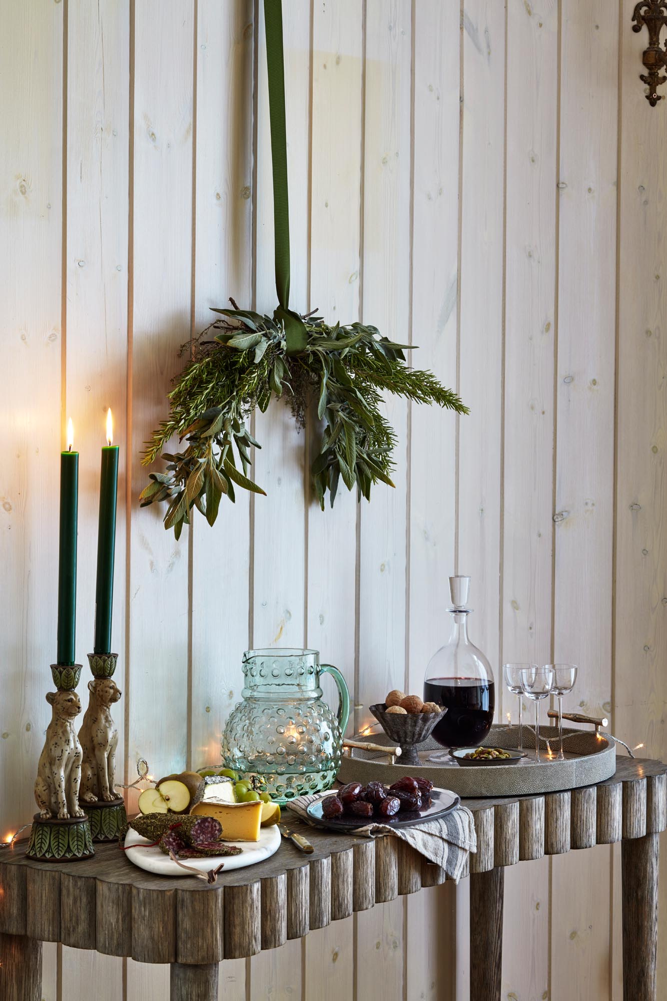 32.HomesAndGardensJan17SimonBrownMarinaFilippelliAliBrownFestiveEntertainingServingTable.jpg