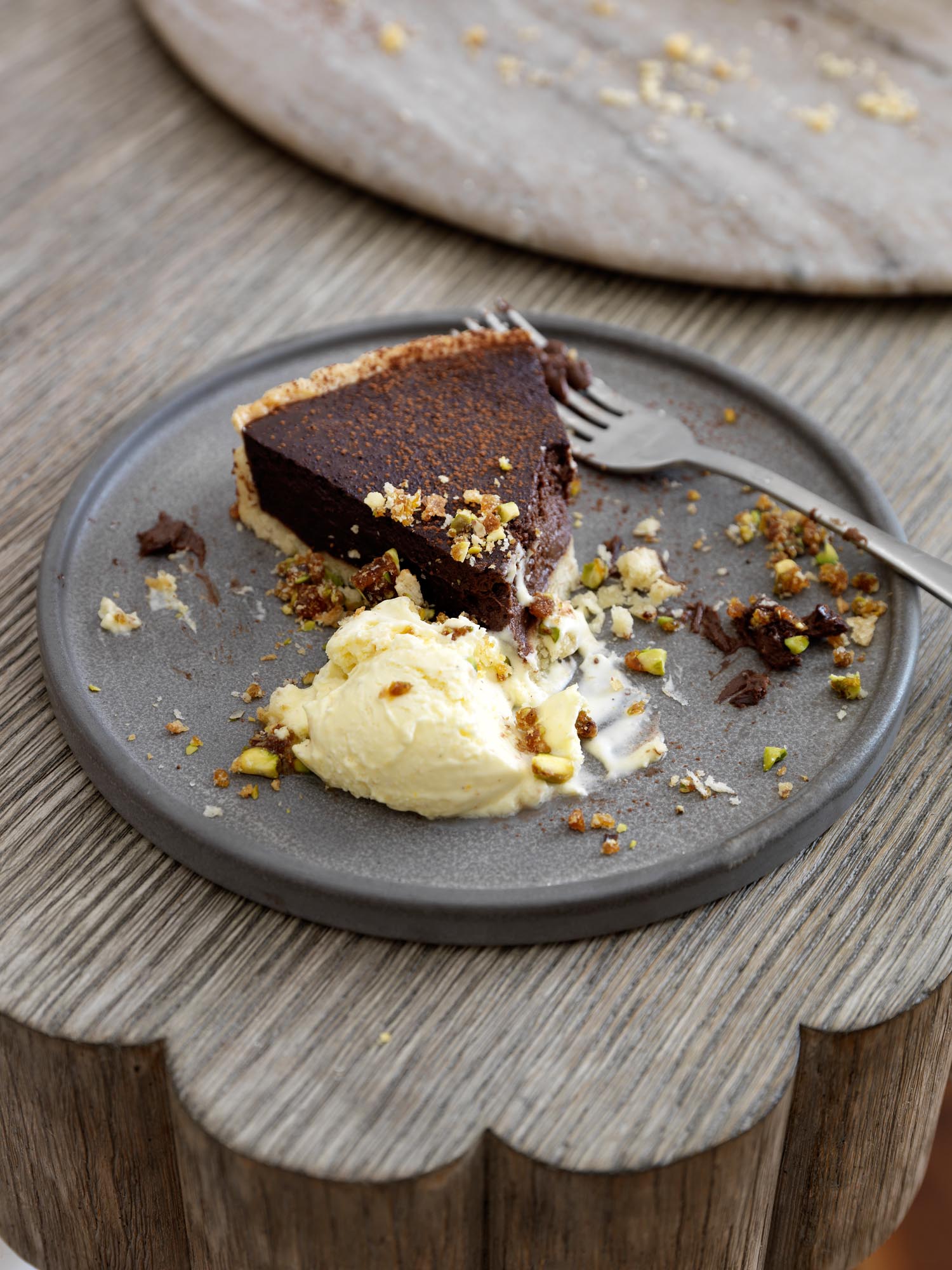 38.HomesAndGardensJan17SimonBrownMarinaFilippelliAliBrownFestiveEntertainingChocolateTart.jpg