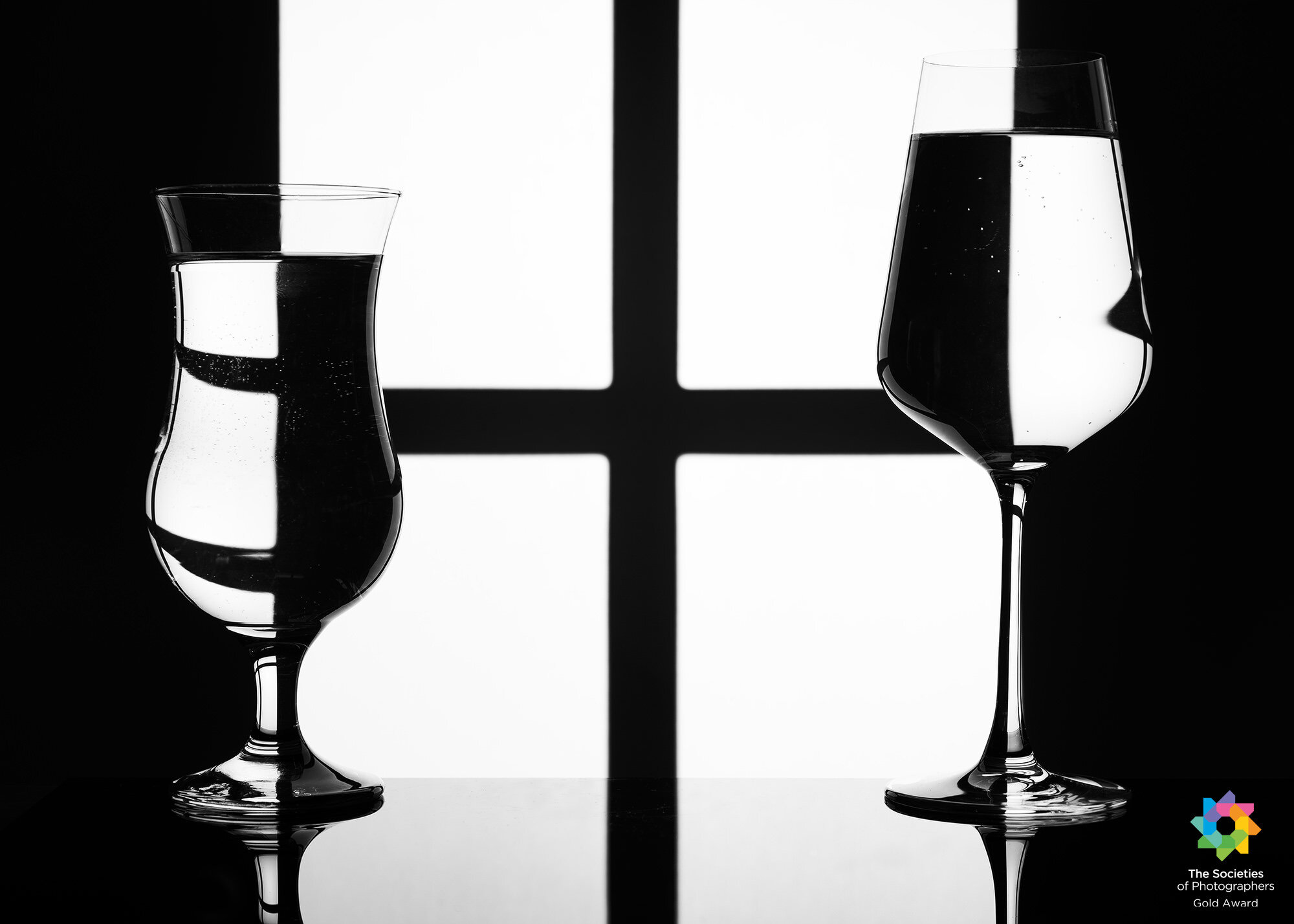 Silhouette of 2 glasses