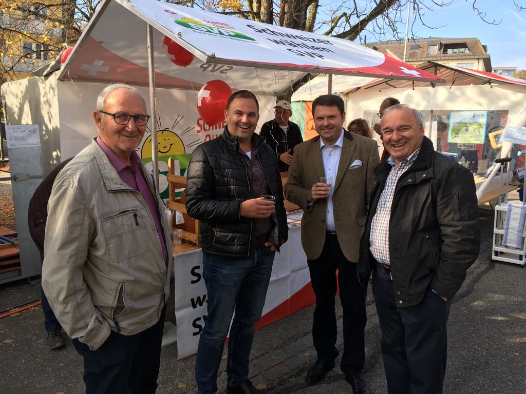 Gemeinderat Franz Merlé, Nationalrat Marcel Dettling und Ständerat Alex Kuprecht am SVP-Stand.