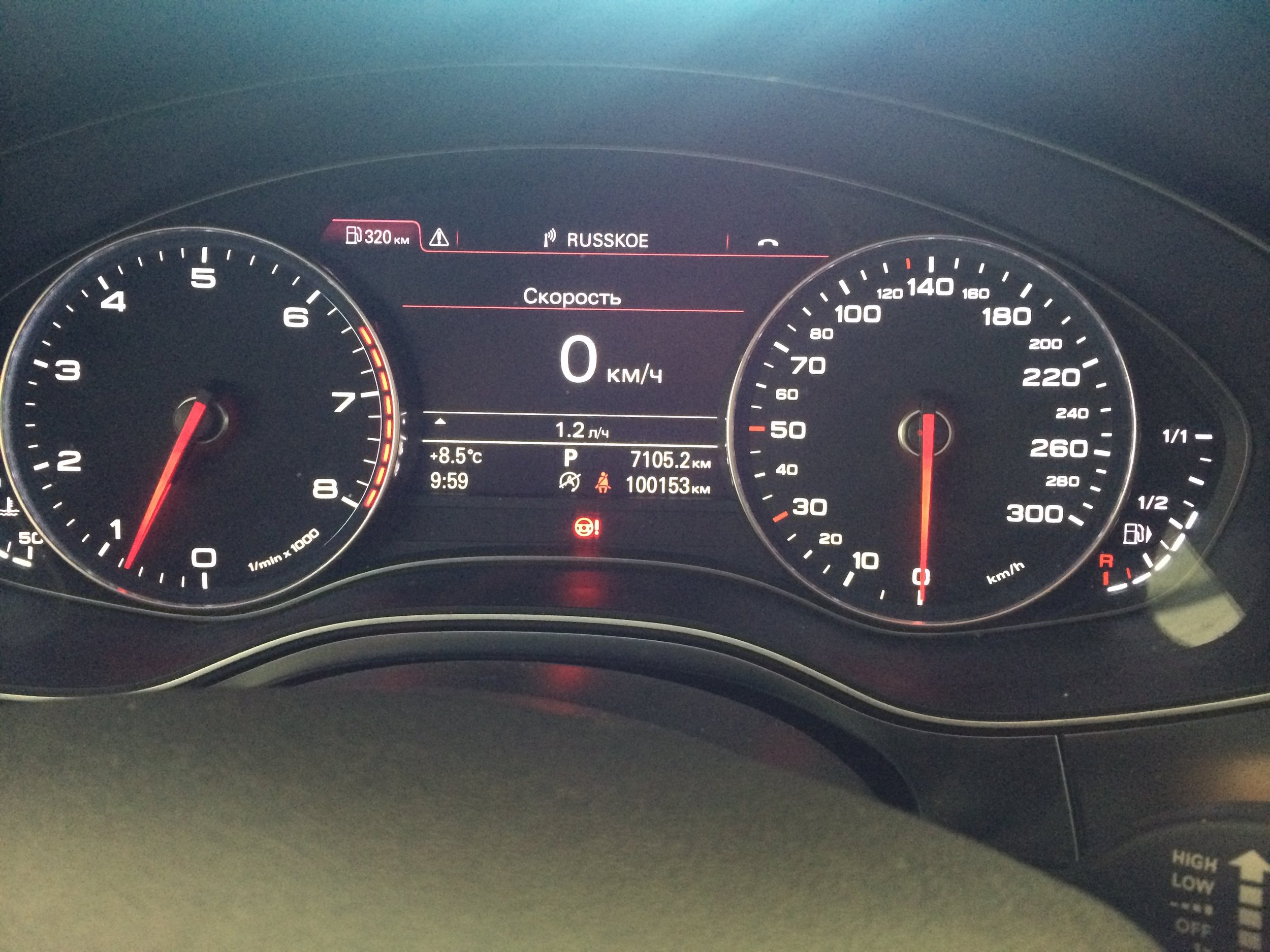 "Красный руль" на панели приборов Audi A6 C7