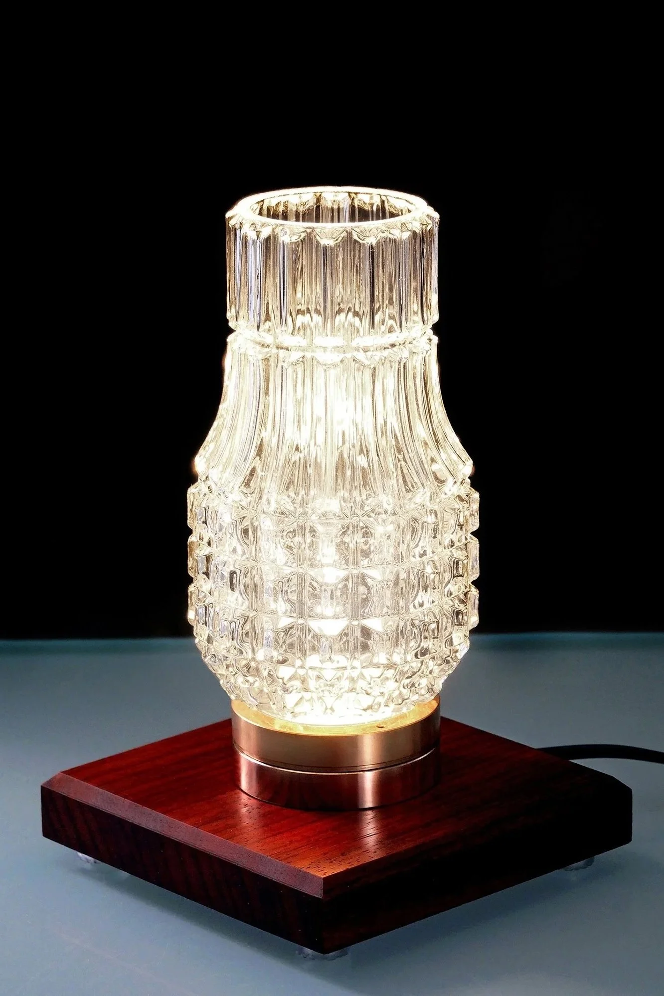 Modern handcrafted table lighting made in Belgium-model 1.jpg