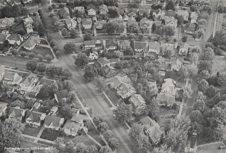 1961-Aerial-looking-southeast-at-NE-Peerless-Pl-NE-Holladay-St-and-NE-33rd-Av-768x523.jpg