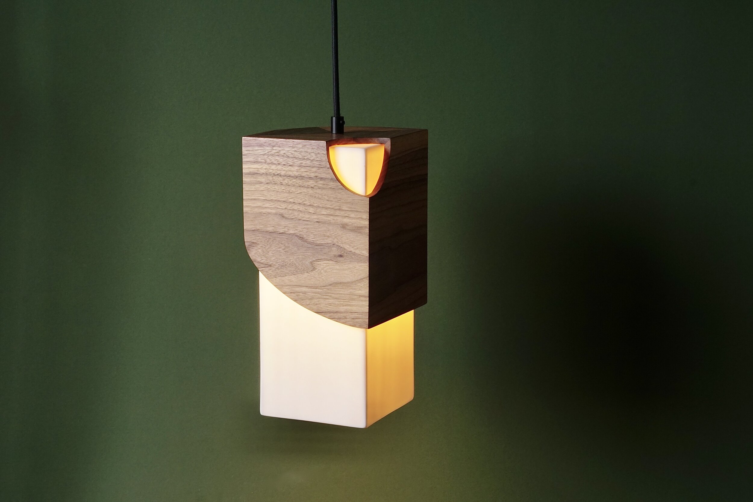 PENDANT WALNUT & PORCELAIN