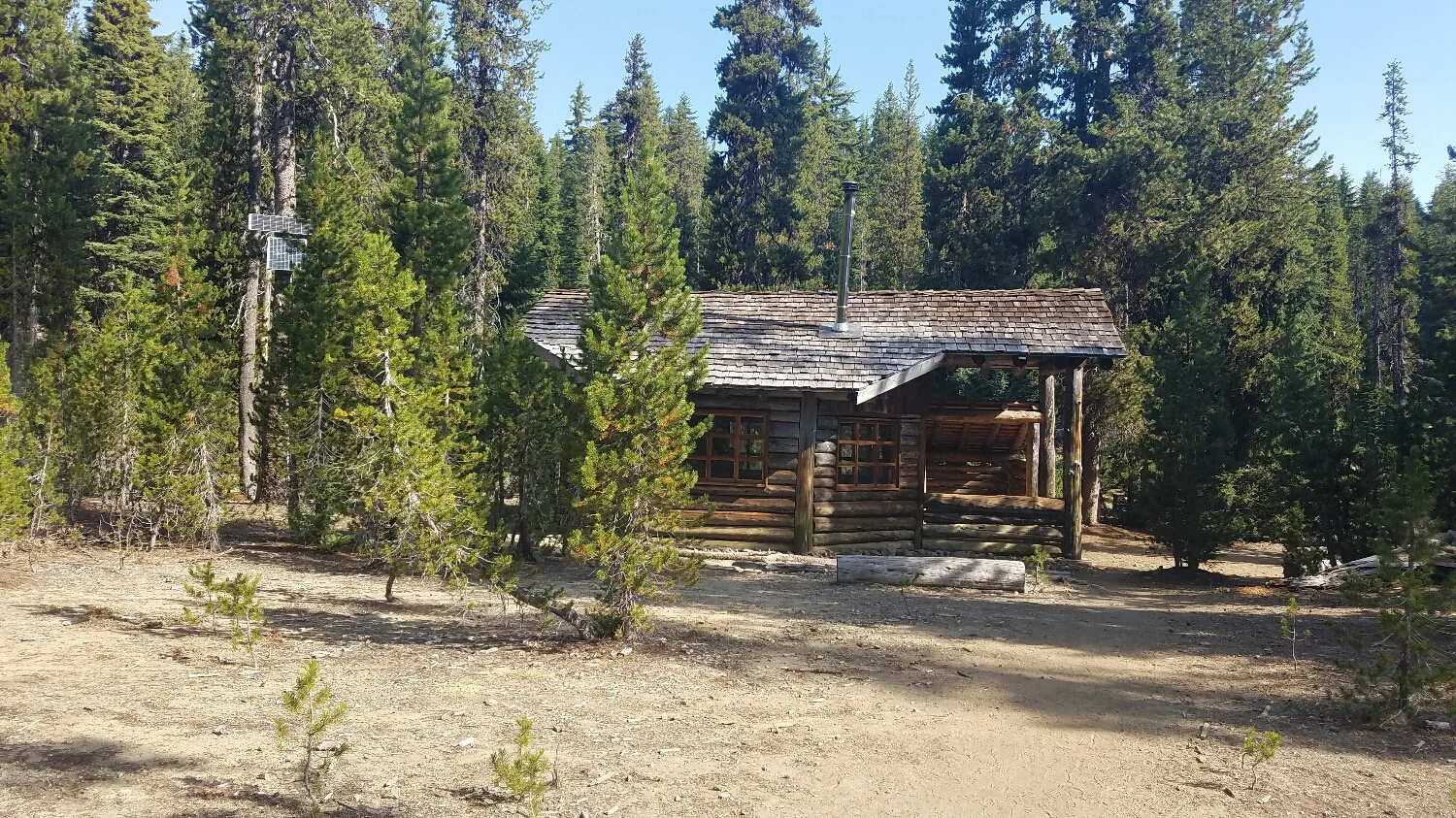 an awesome public ski Shelter on the PCT