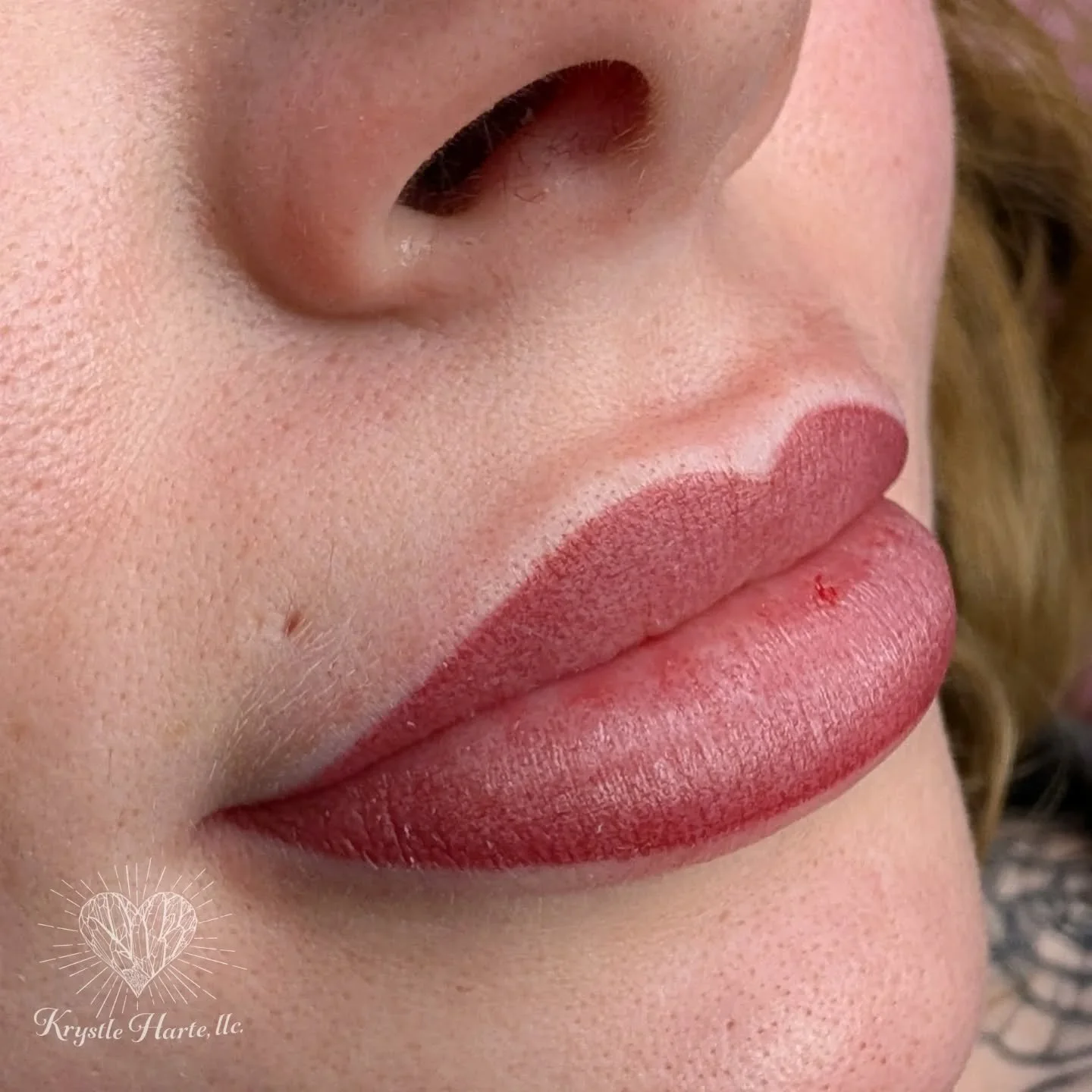 The Power of the Ombre Lip 💋
Standard lip blush is great, but ombre lip blush is a game-changer for dimension. By saturating the outer borders and softly pixelating toward the center, we create a 3D effect that makes lips look naturally fuller&mdash