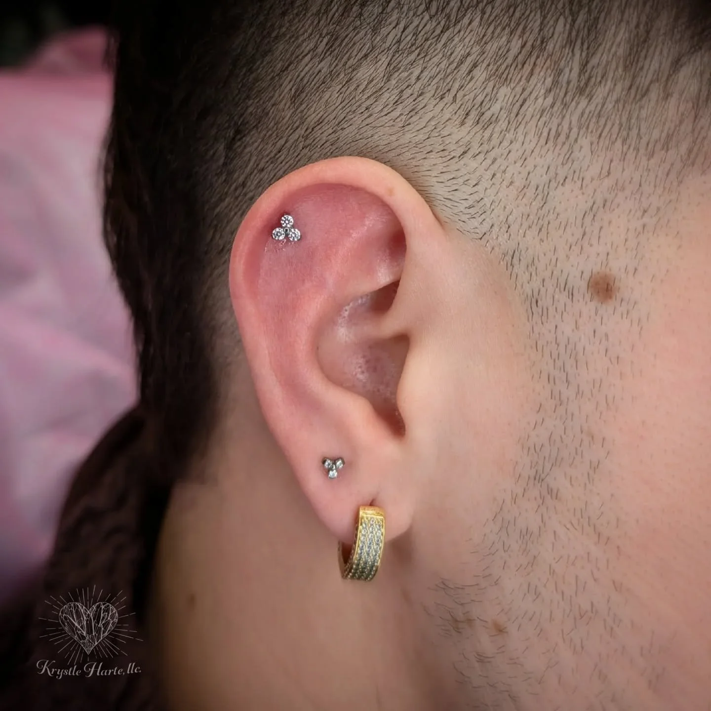 Adding a complimentary helix/cartilage piercing to this side ✨

www.krystlehartellc.com/booking

#piercings #EarCuration #earlobes